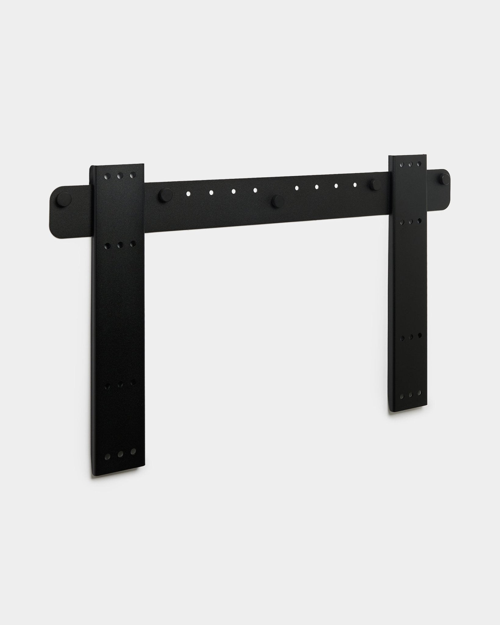 Support TV WoodUpp Fjell Large avec double supports vertical, compatible VESA 600x400, finition métal black, présenté sur un fond gris clair.