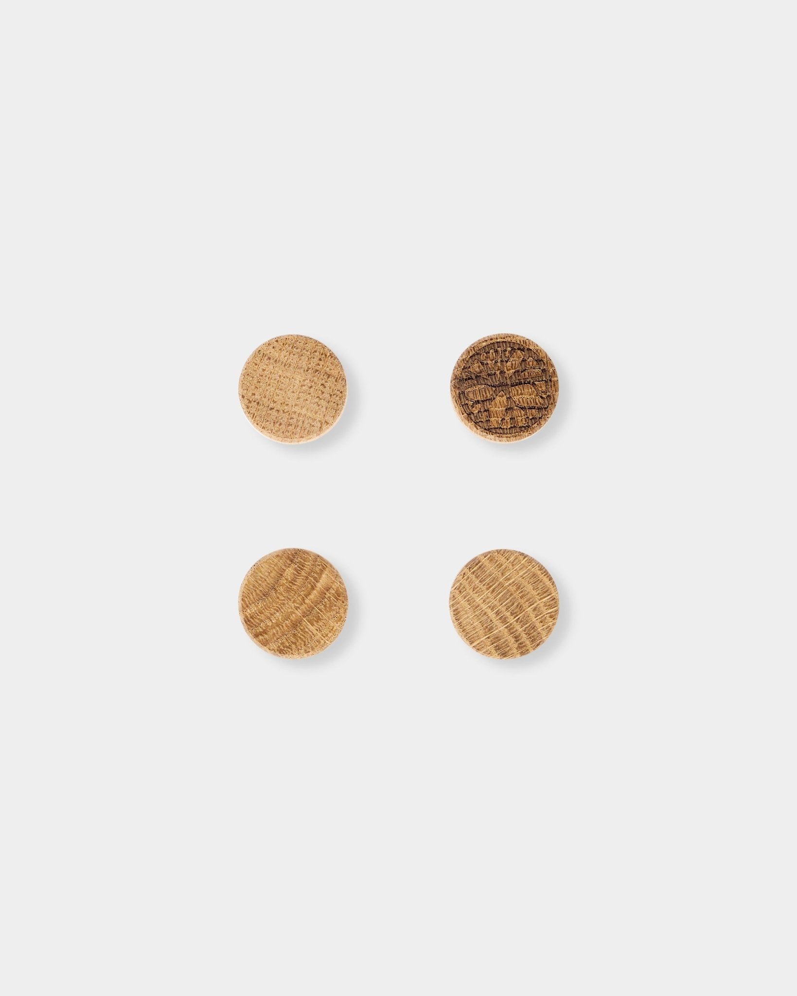 WoodUpp Norr Magnet-Set mit 4 Stück in natural oak, mit markanter Holzmaserung, als Accessoires für die Verwendung mit dem magnetischen Norr Akustikpaneel konzipiert.