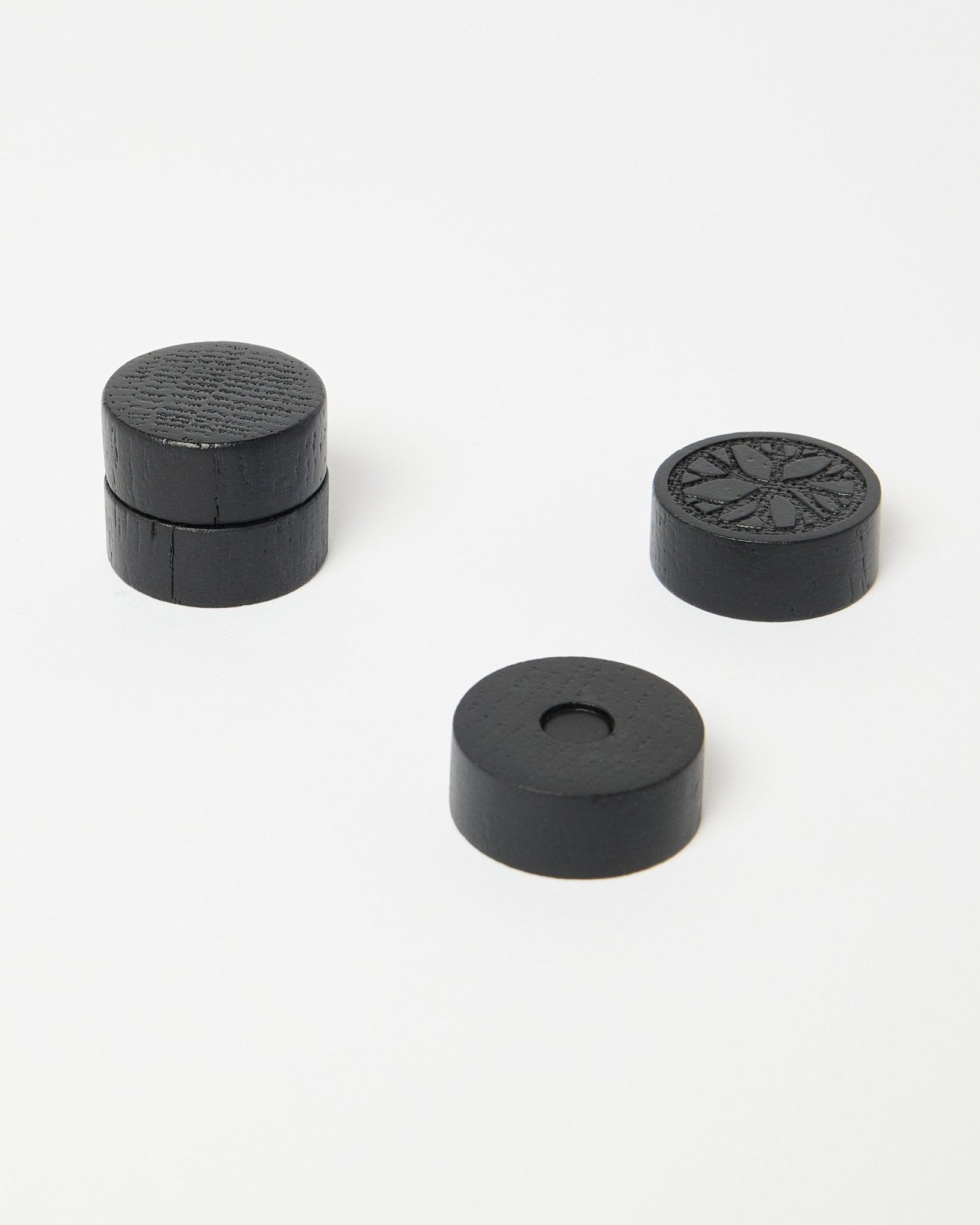 Set aus vier black oak Norr Magneten von WoodUpp, Teil der CREATE Accessoire-Kollektion, ordentlich auf einer sauberen weißen Oberfläche positioniert.