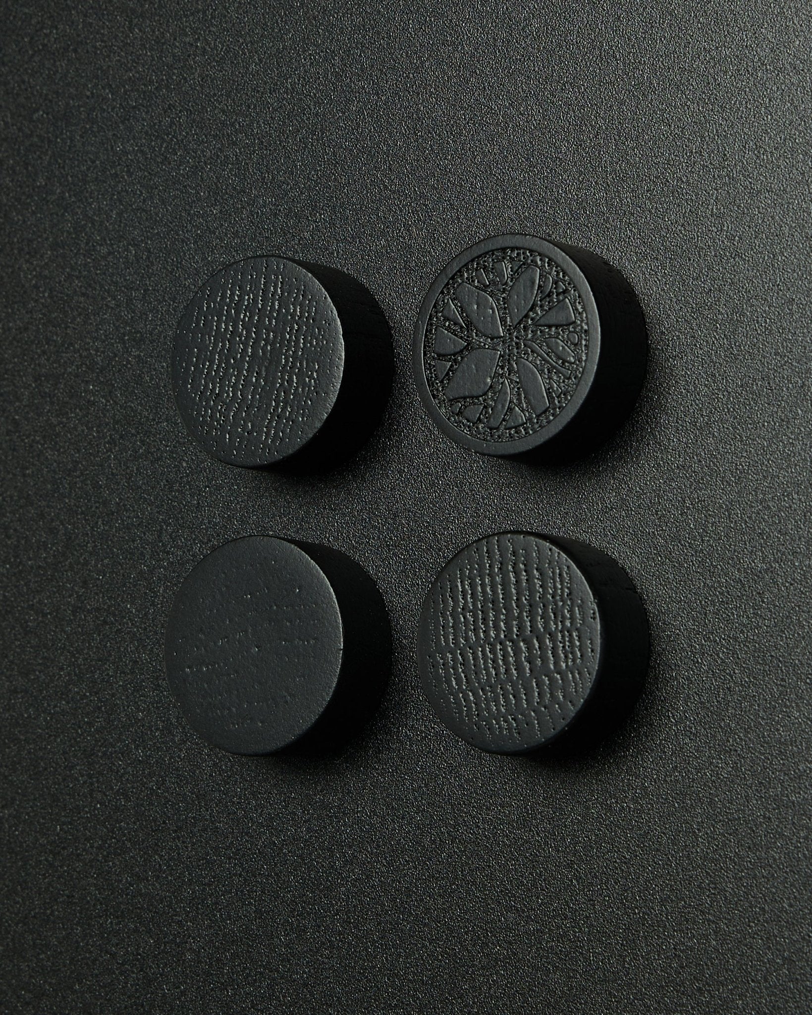 Set aus 4 runden black oak Magneten von WoodUpp, entworfen für das Norr Magnetic Board. Matte Oberfläche mit feiner Holzstruktur. Geeignet als Zubehör für Akupanel.