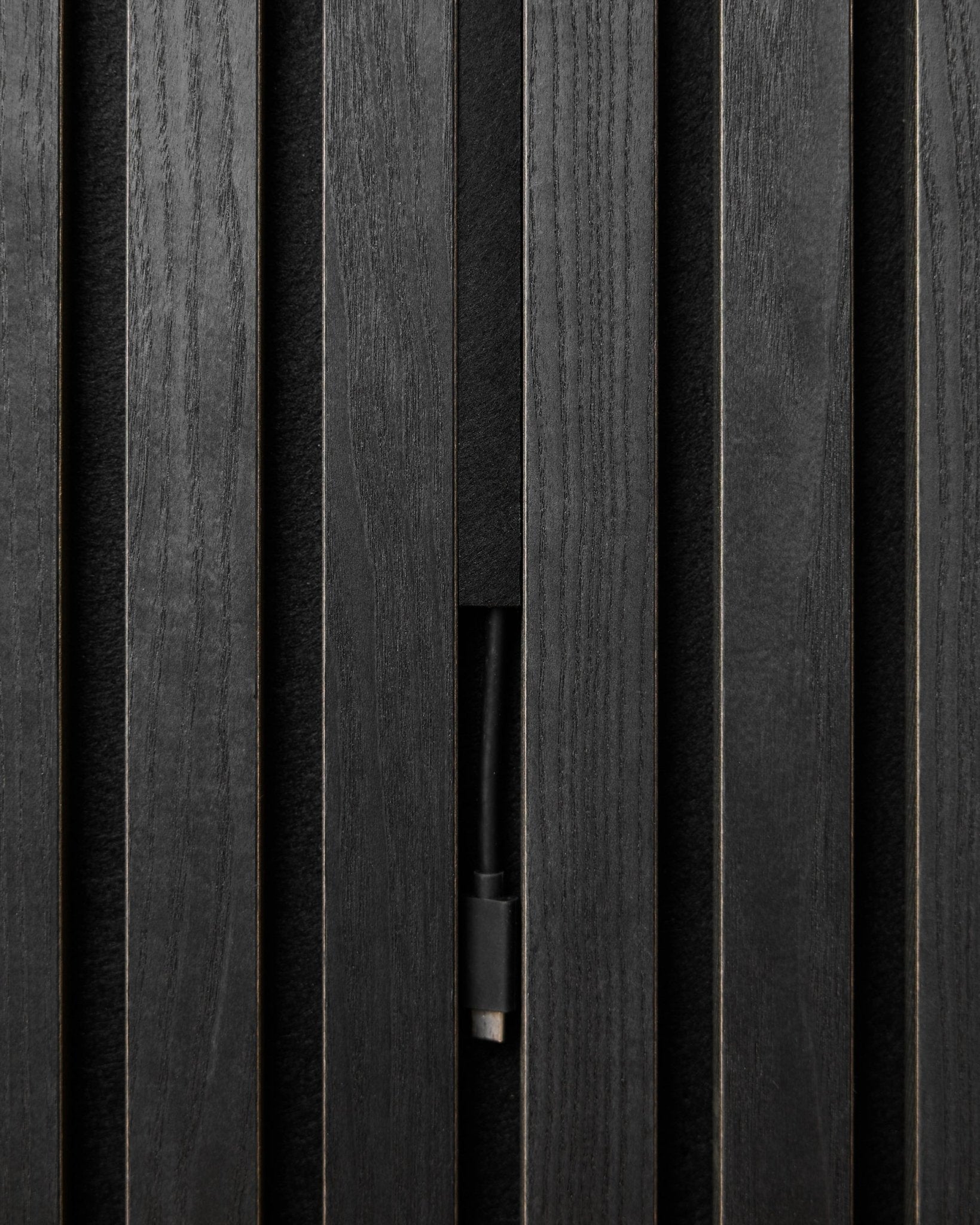 Black WoodUpp Pop-on-Kabelabdeckungen (3 Stk.) verbergen Kabel sauber hinter Akupanel Akustik-Holzpaneelen und bewahren einen klaren, nahtlosen nordischen Look.