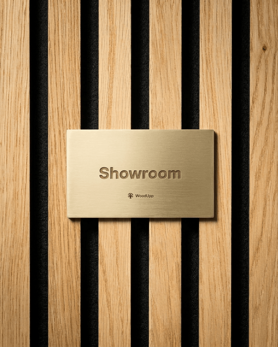 Brass Showroom-Schild, montiert auf vertical hellen Holz-Akupanel Akustikpaneelen mit black Fugen, mit WoodUpp Dupps Pop-on Profile / Black Zubehör.