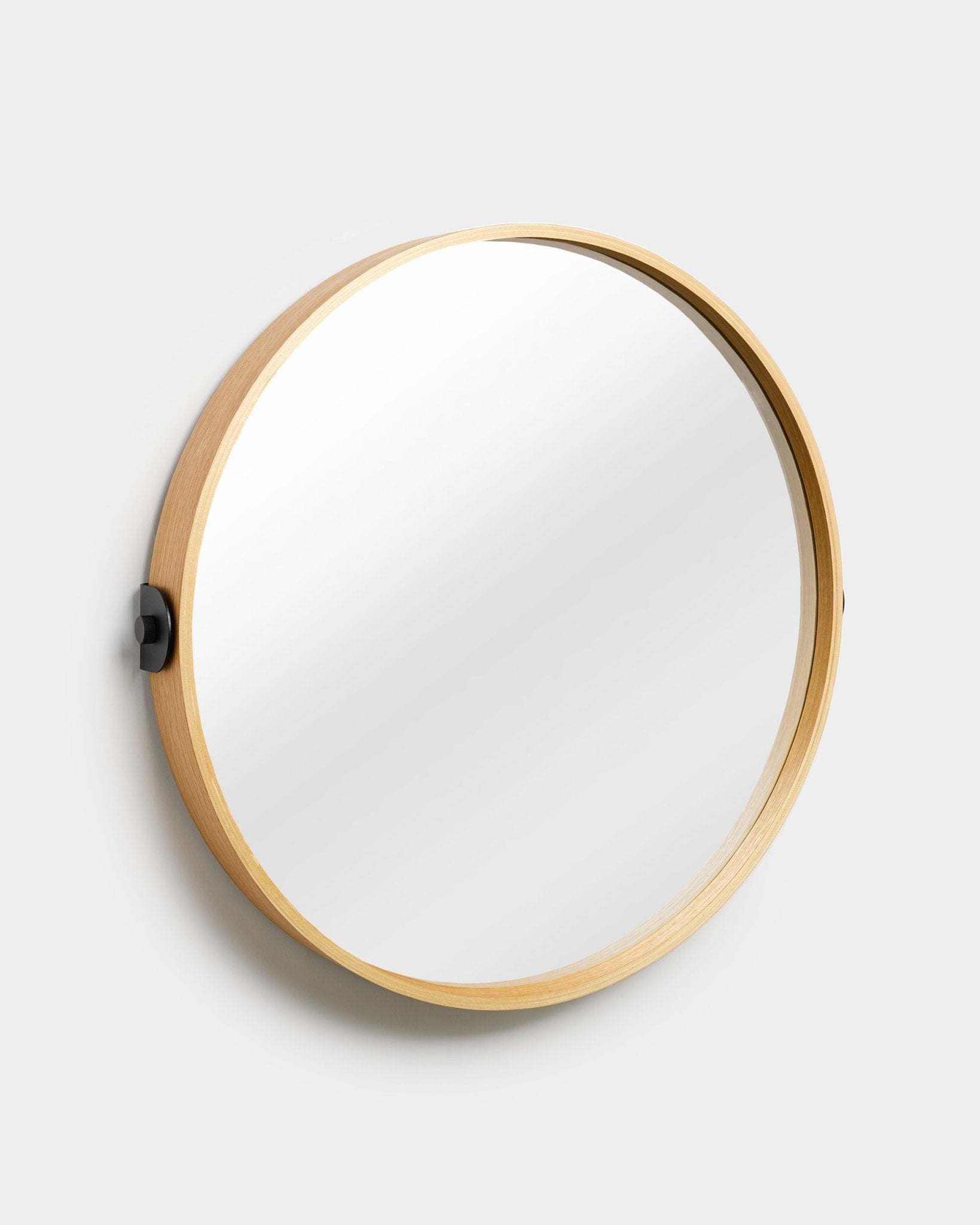 Linn | Mirror / Natural Oak von WoodUpp, ein akustisches Accessoire mit einem Rahmen aus Eichen-Sperrholz, vor schlicht weißem Hintergrund in leicht schräger Perspektive.