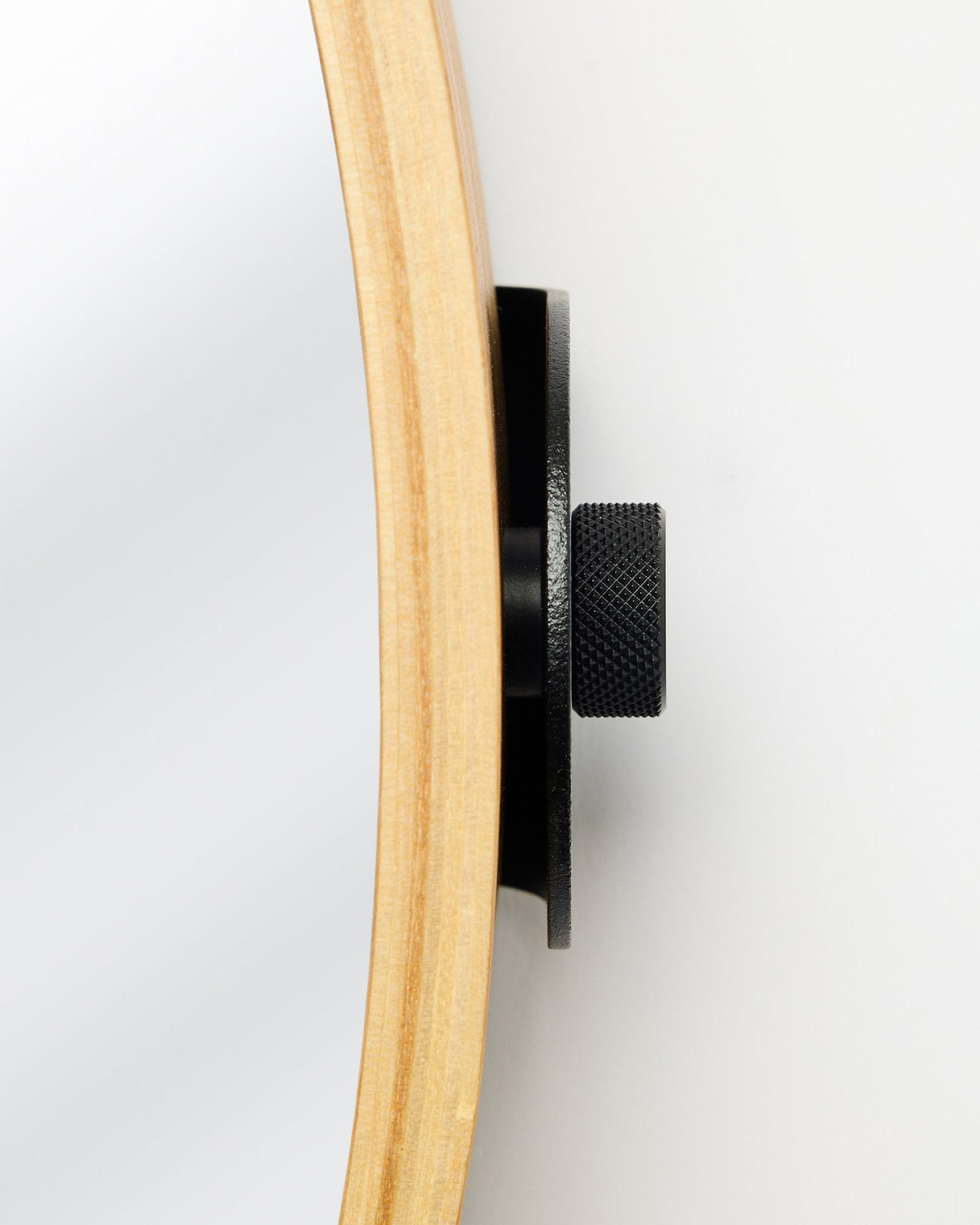 Nahe Seitenansicht des WoodUpp Linn | Mirror in Natural Oak mit rundem Eichenrahmen und Metallknauf in black, ein Accessoire für Akustik-Holzpaneele.