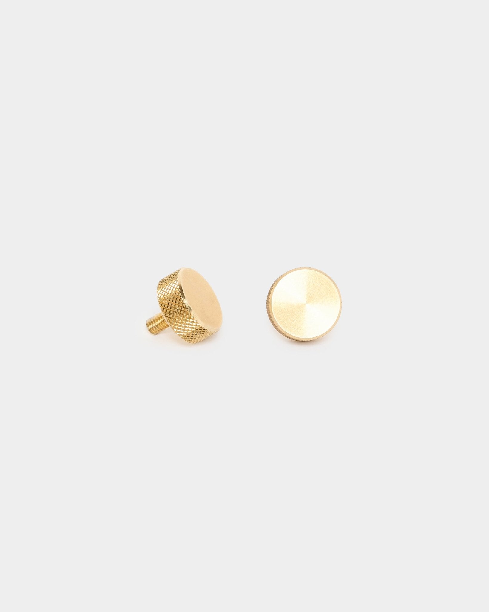 Zwei WoodUpp brass-Rändelschrauben (M5x10mm, 20x8.8) mit strukturierten Seiten und Schraubstiften, als Zubehör für die Montage von Akustikpaneelen oder Raumteilern konzipiert.