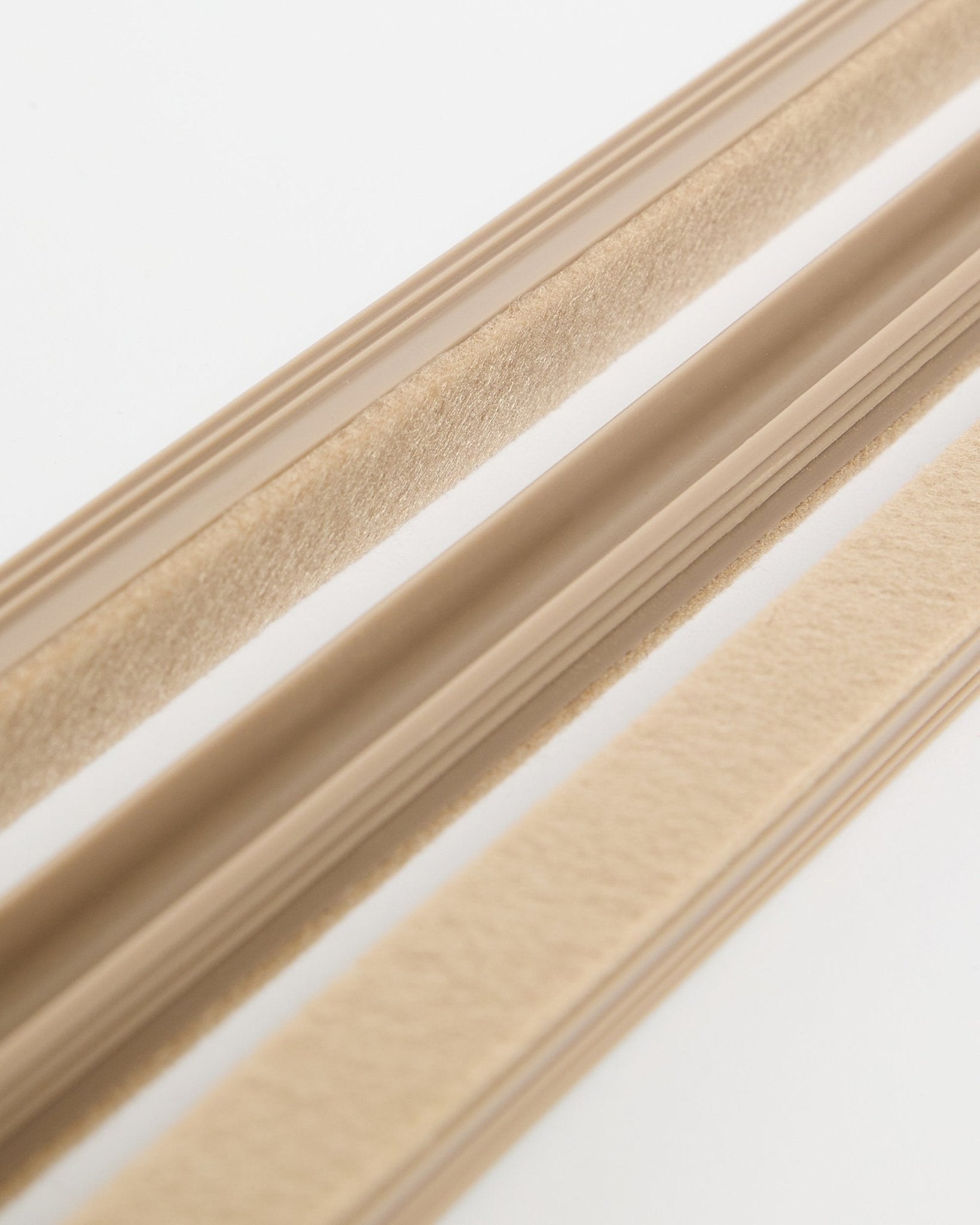 Beige WoodUpp Dupps Pop-on Cable Covers (lot de 3) avec texture en feutre et dos adhésif, présentés sur une surface blanche pour organiser les câbles.