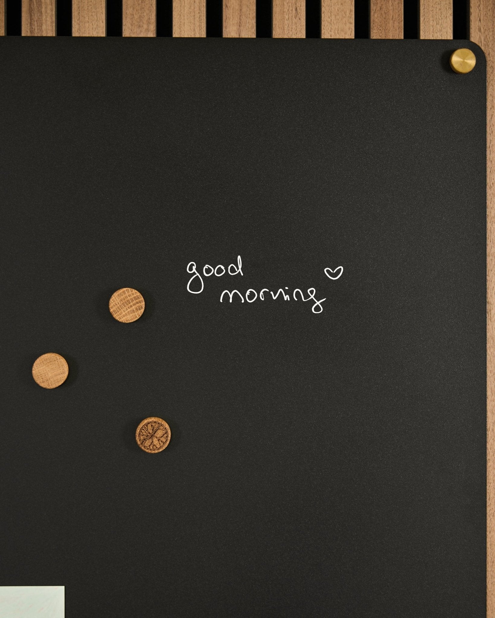 Das Norr | Blackboard set von WoodUpp zeigt ein blackes Akustikpaneel mit good morning und einem Herz sowie 3 Holzmagneten. Nordisches minimalistisches Design.