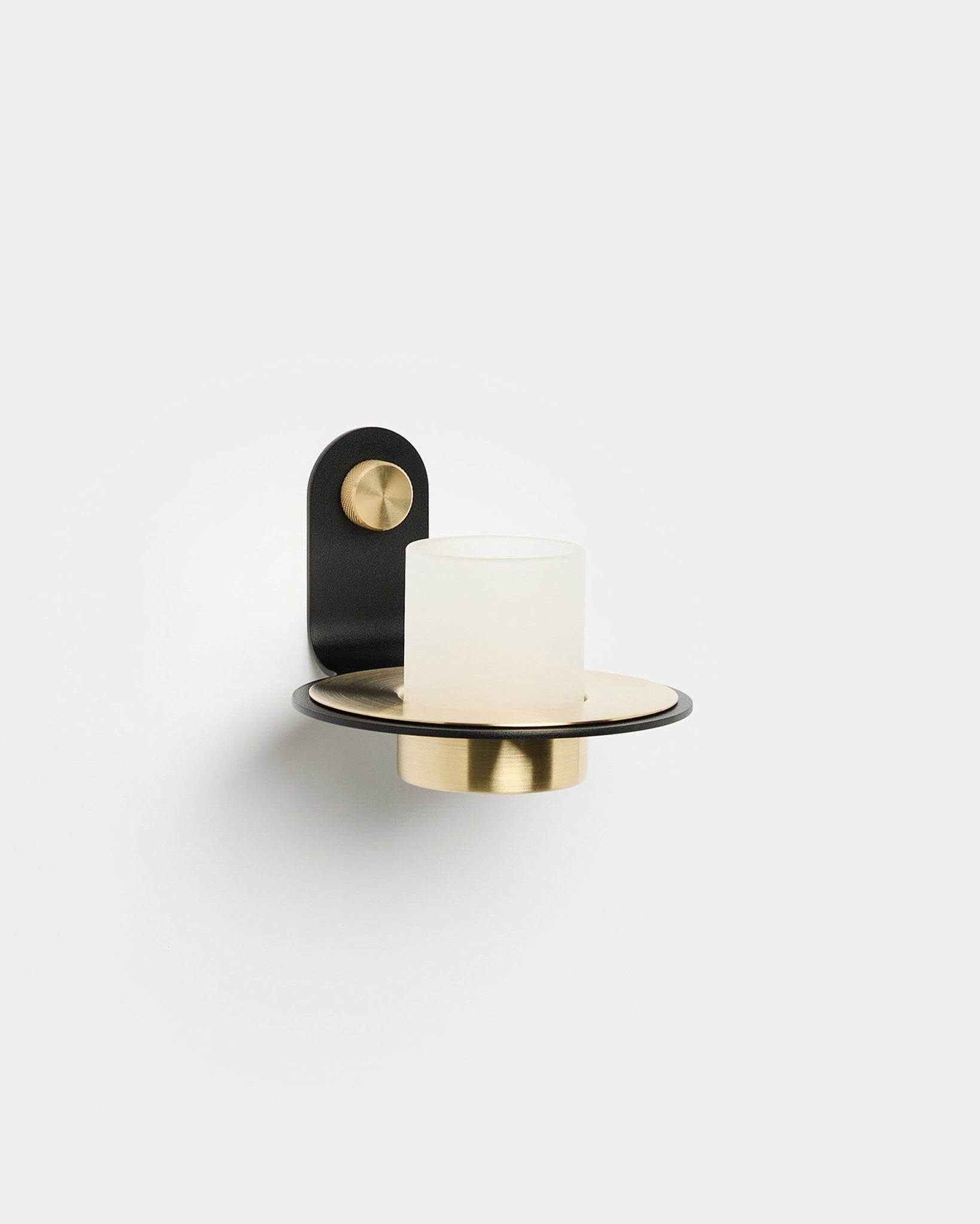 Norr Kerzenhalter von WoodUpp mit einem Sockel in black und brass sowie einem Schirm aus satiniertem Glas, passend für LED-Kerzen; fügt sich in den nordischen minimalistischen Stil ein.