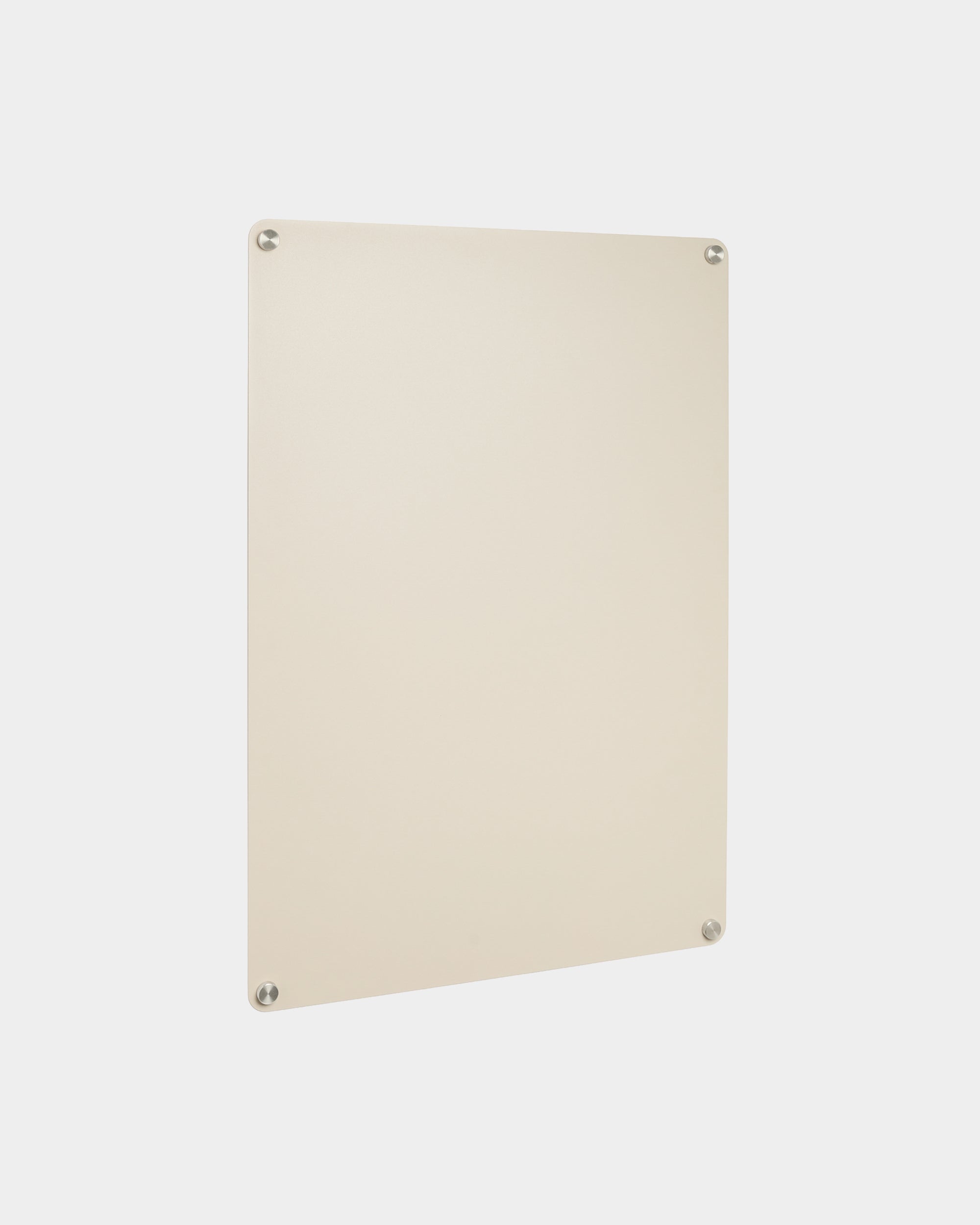 Le tableau magnétique Norr large beige de WoodUpp, rectangulaire avec quatre vis d’angle visibles, présenté sur un fond blanc uni.