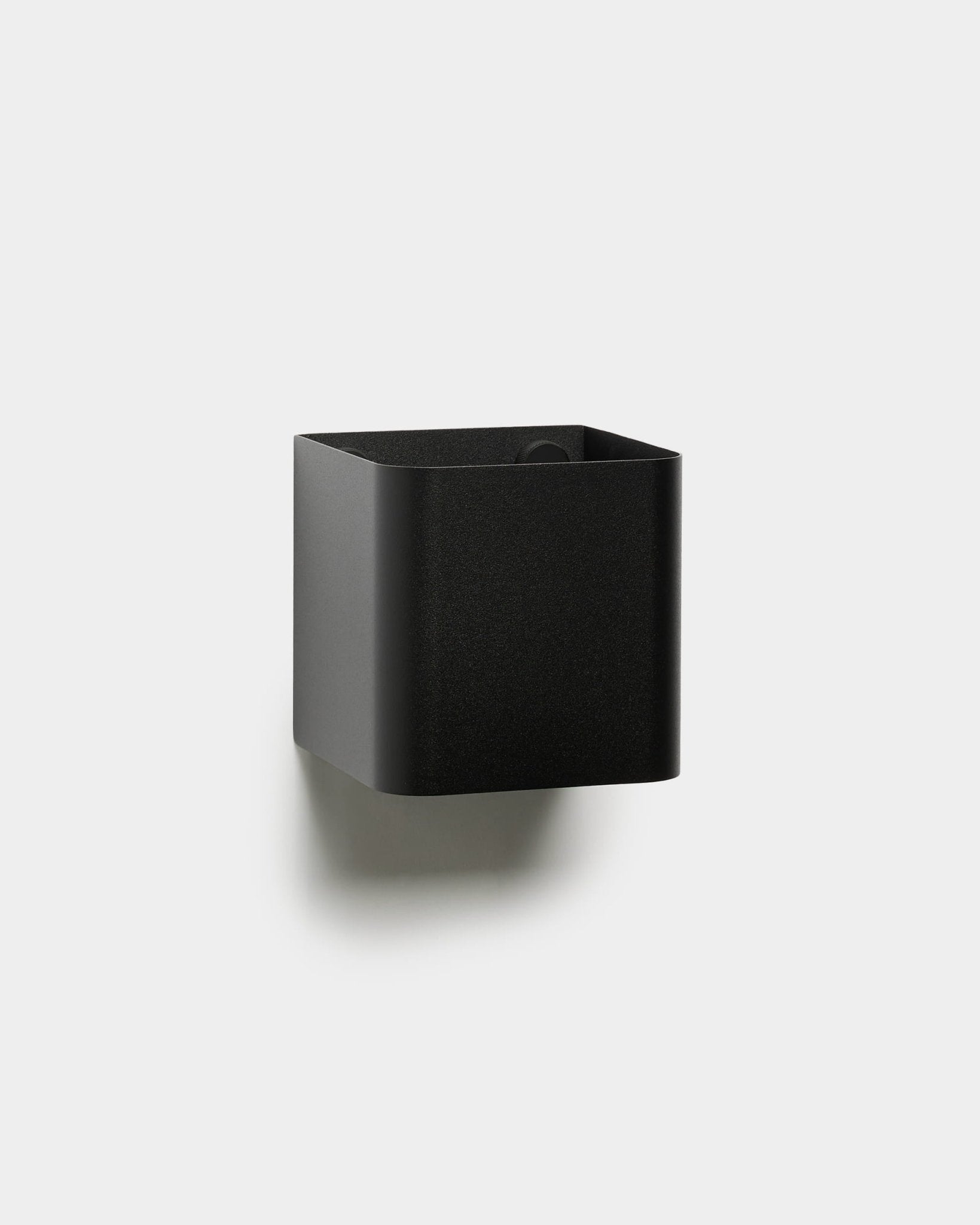 La WoodUpp Norr | Plant Box est un contenant de rangement mural carré minimaliste en black, aux bords arrondis, présenté sur un fond blanc uni.