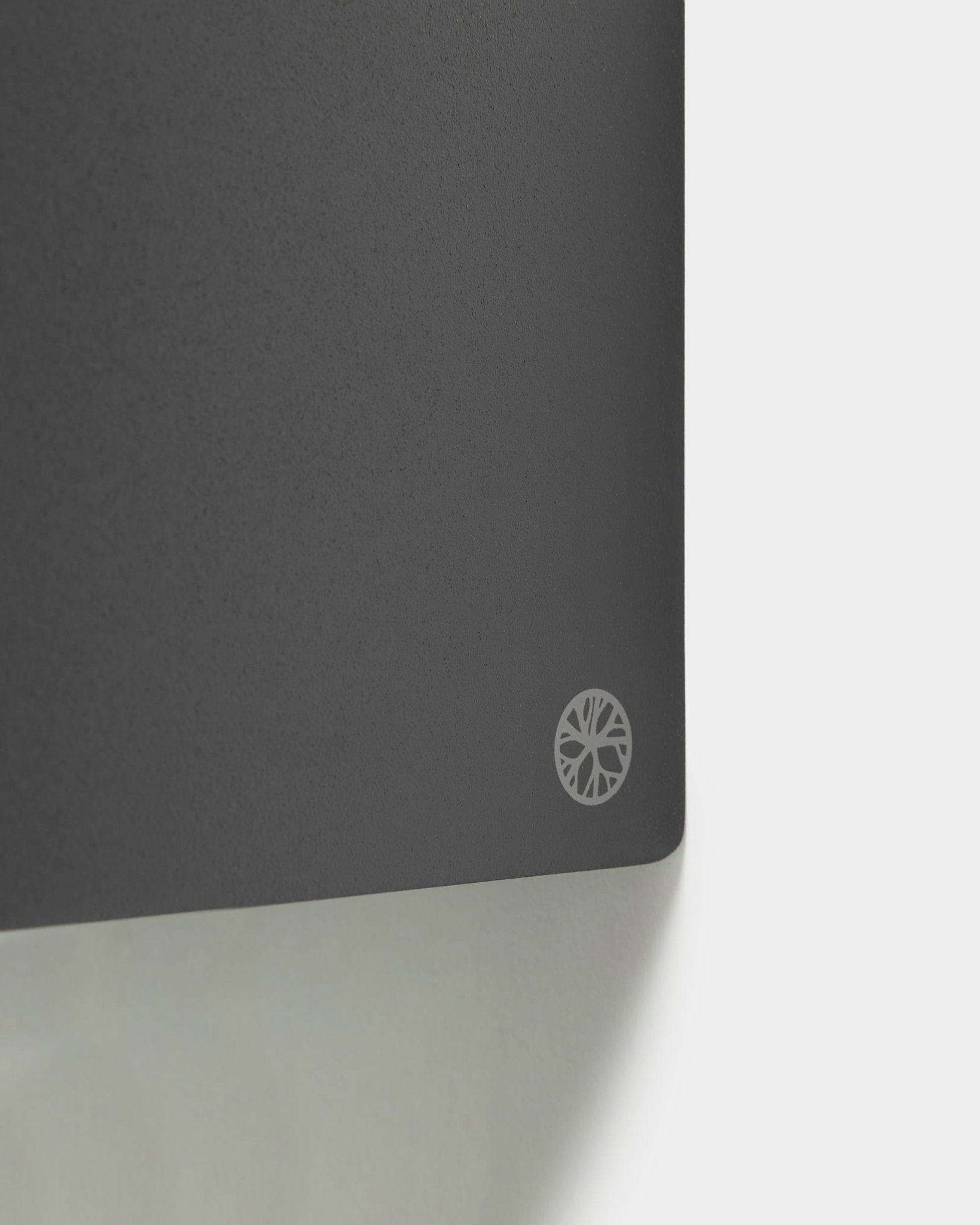 Gros plan sur la Norr Plant Box, 11.9 cm, en black de WoodUpp. Logo blanc en forme de soleil dans l’angle ; fond clair. Accessoire nordique pour la gamme Akupanel.