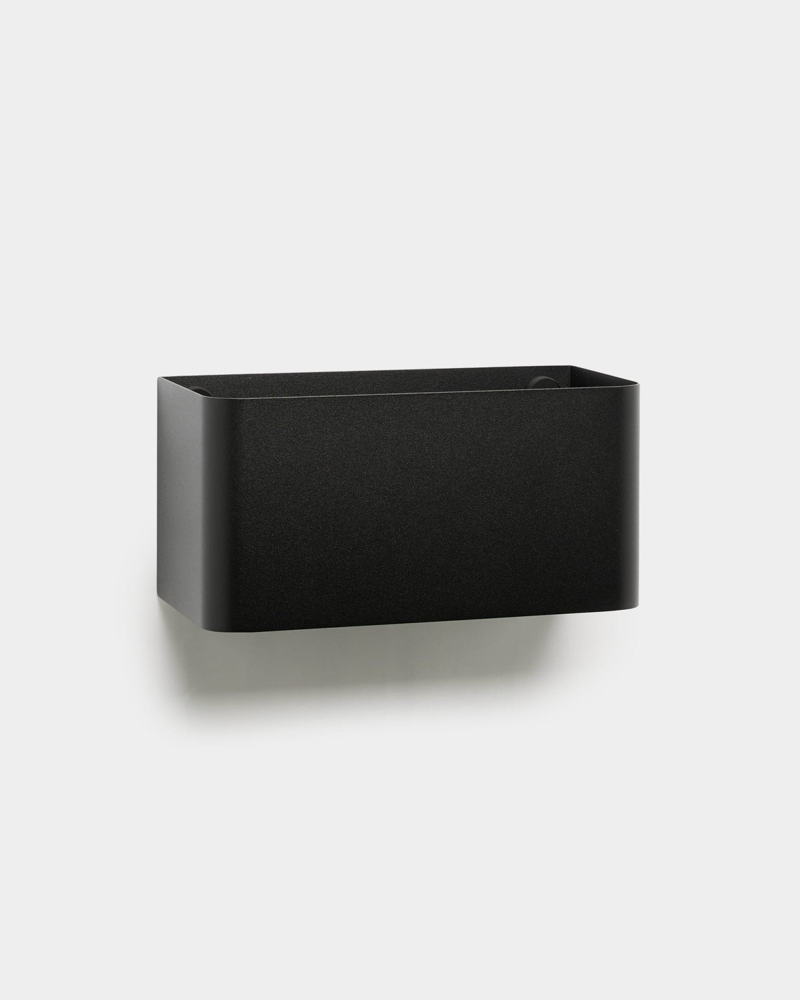 WoodUpp Norr Plant Box (23,9 cm, black) aux bords arrondis, conçue pour être fixée sur un Panneau acoustique, présentée sur un fond gris clair uni.