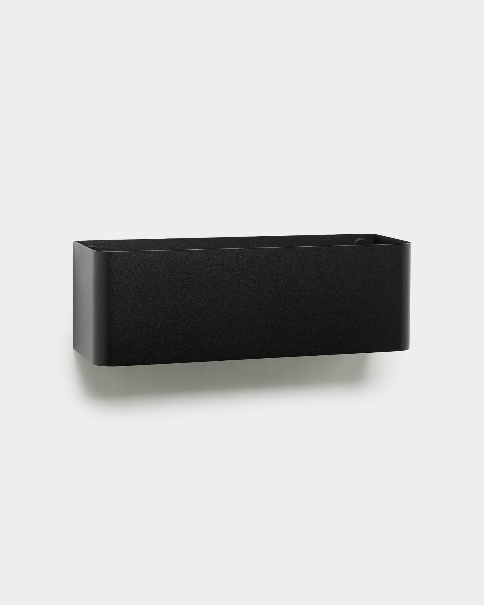 Le Norr | Plant Box de WoodUpp est une jardinière murale black aux bords arrondis, conçue pour s’harmoniser avec les intérieurs nordiques et les panneaux acoustiques en bois.