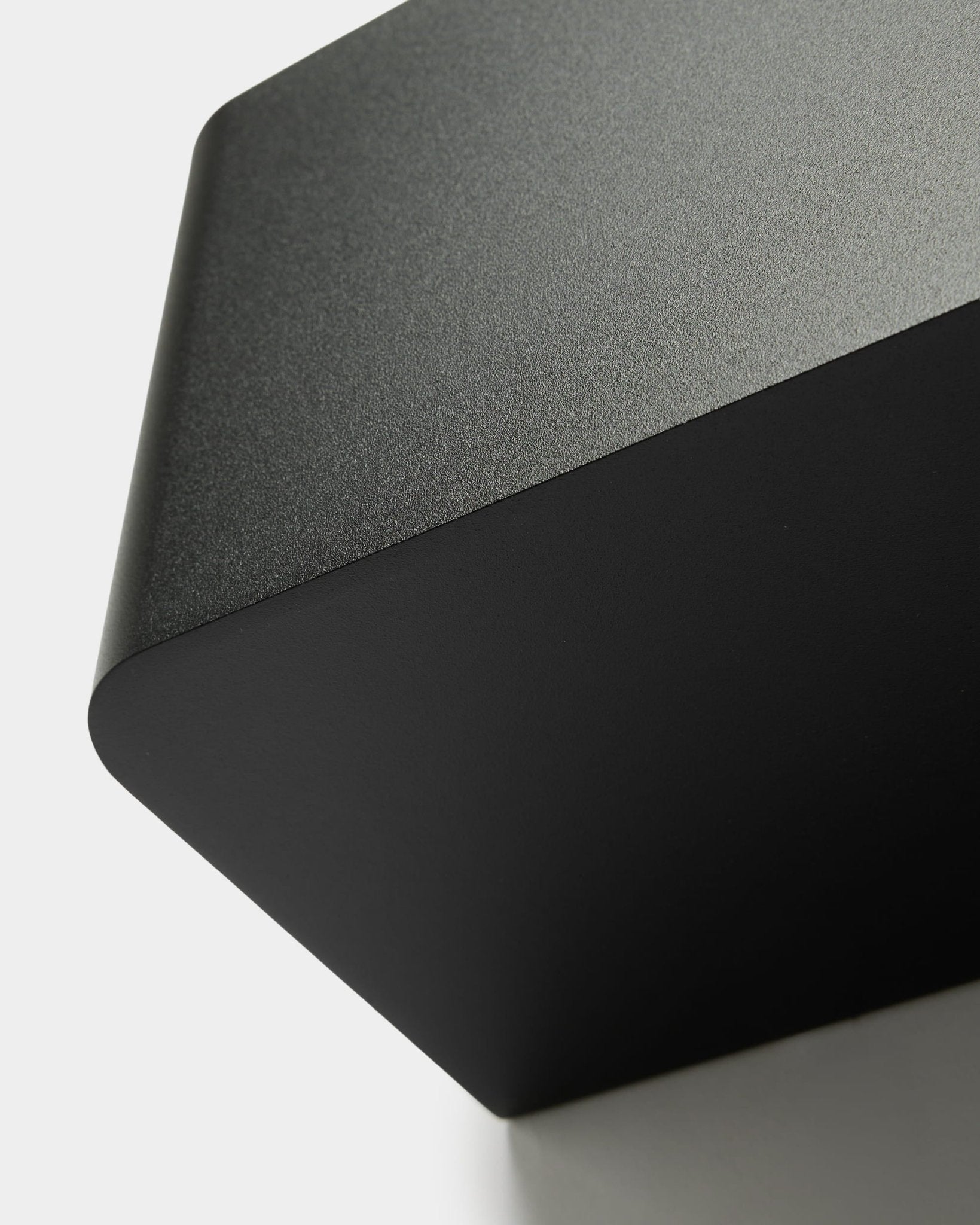 Le WoodUpp Norr Plant Box (35,9 cm) en black présente un design nordique minimaliste et des bords arrondis lisses, et a été conçu comme accessoire pour les collections Akupanel.