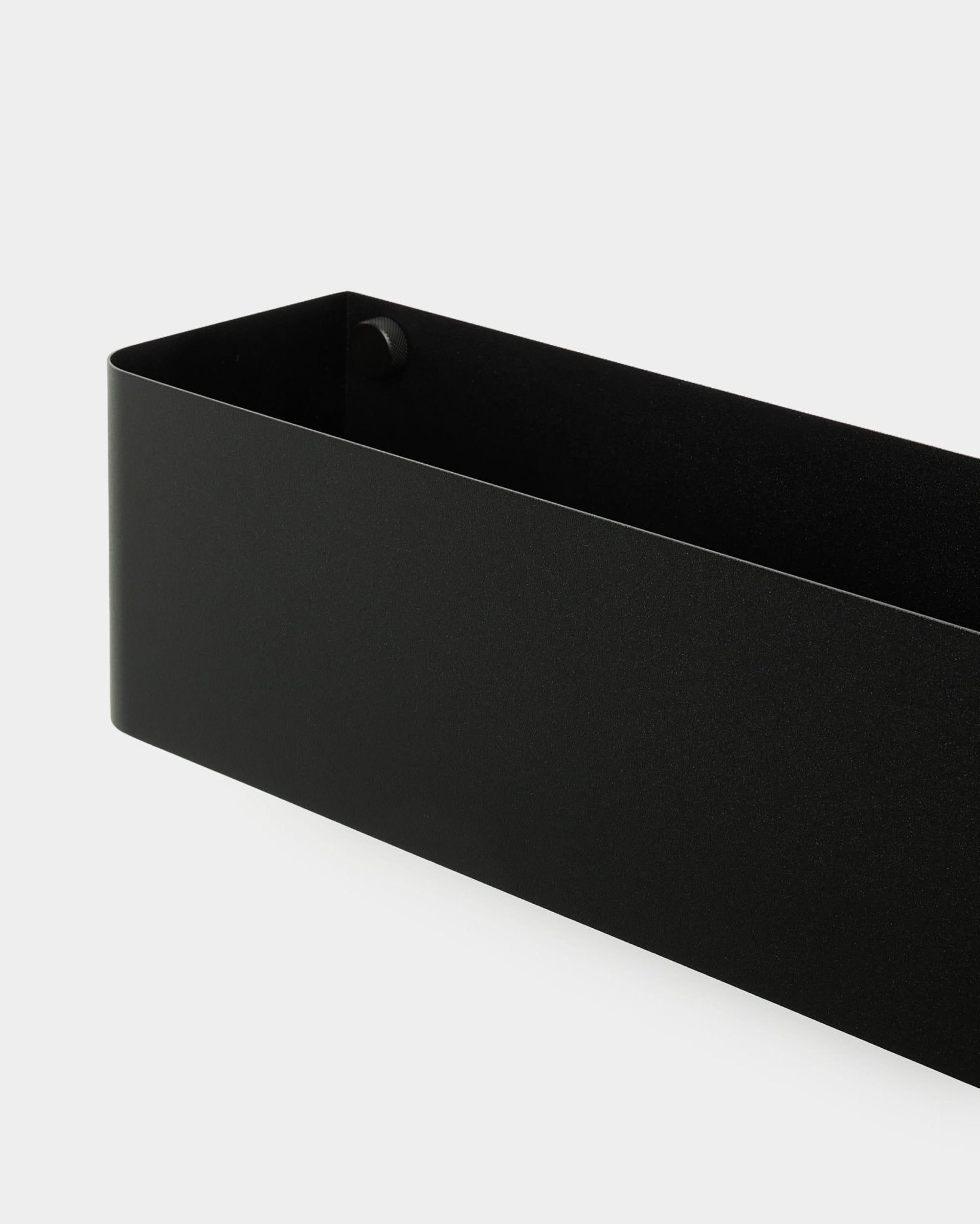 Le bac à plantes Norr de WoodUpp, 47,9 cm en black, avec ses bords lisses et arrondis, est présenté sur un fond blanc uni.