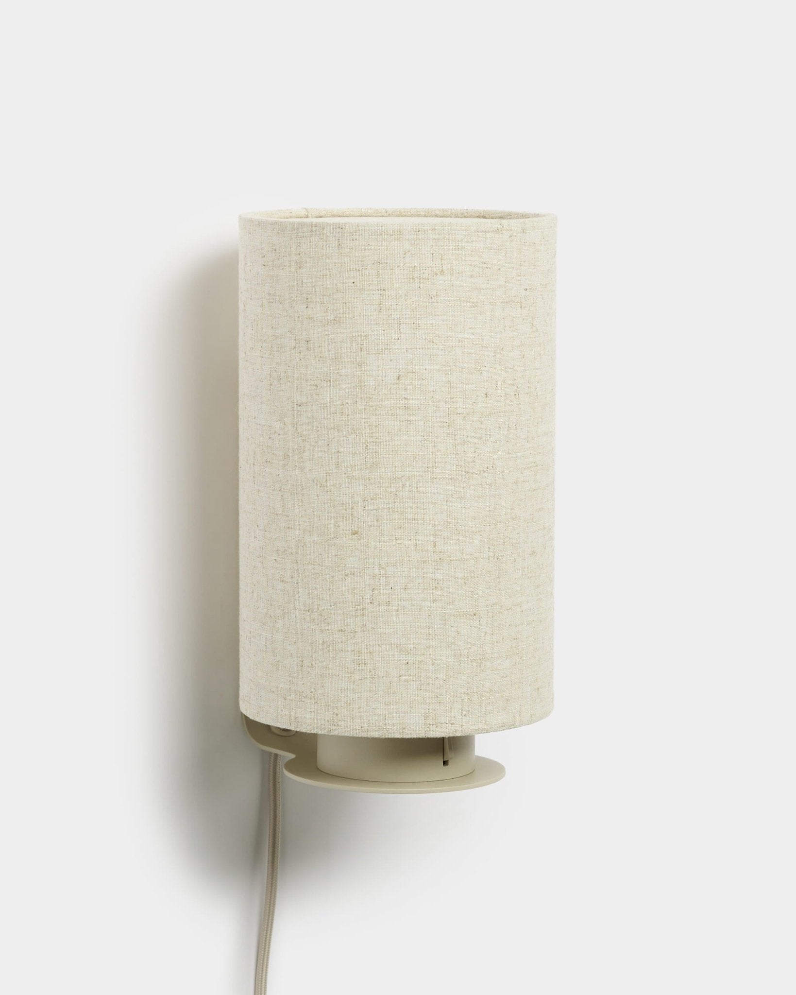Feya | Wall Lamp von WoodUpp mit zylindrischem Schirm aus Leinen-Baumwolle und sichtbarem weißem Kabel, in beige gestaltet, passend zu Akustikholzpaneelen.