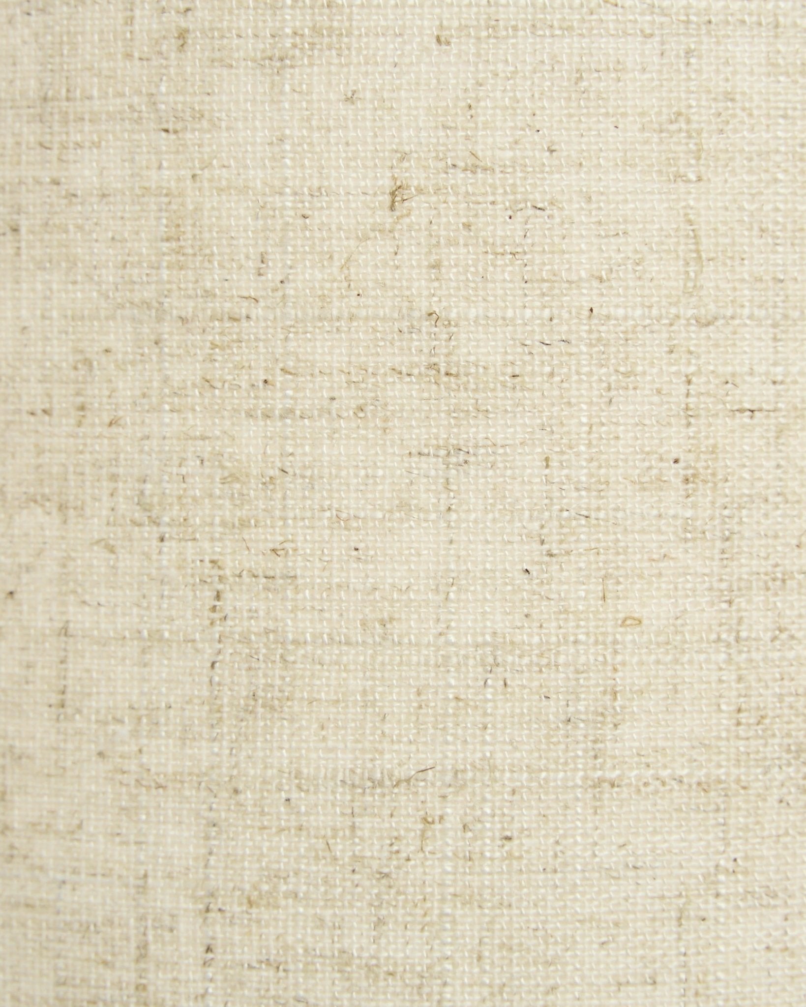 Gros plan sur la lampe murale Feya de WoodUpp dans des tons beige, avec un abat-jour en tissu texturé à l’aspect naturel lin-coton. Design minimaliste nordique.