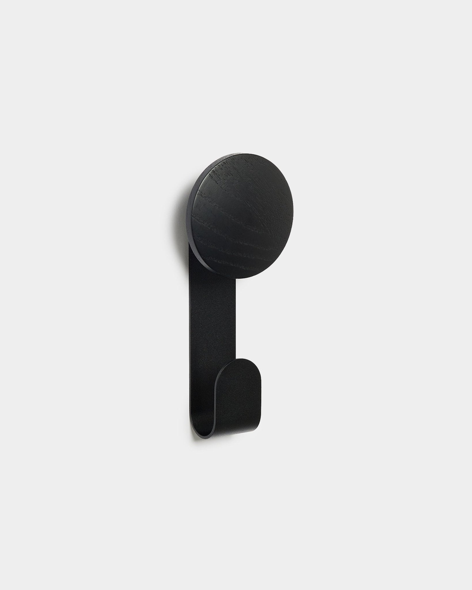 Linn Vertical Hanger in Black Oak von WoodUpp, ein minimalistisches Accessoire zum Aufhängen von Gegenständen an Akupanel Akustikholzpaneelen.