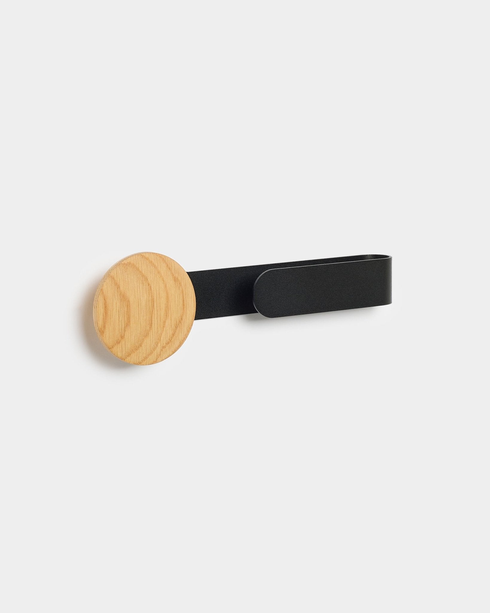 Linn Horizontal Hanger von WoodUpp mit einem Knauf aus natural oak und einem Metallarm in black, passend als Ergänzung zu Ihrem Akupanel Akustikpaneel.