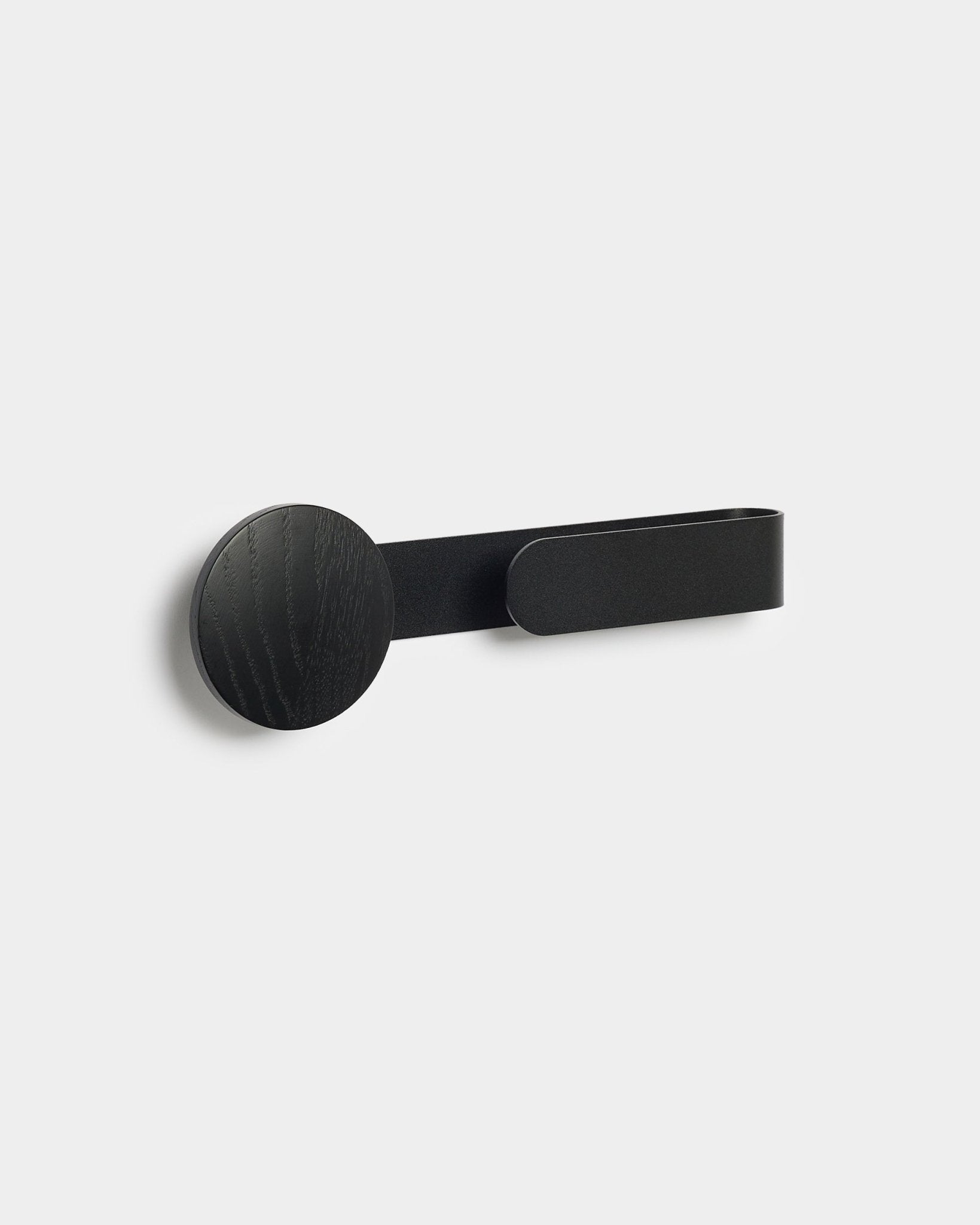 Le portemanteau Linn | Horizontal en Black Oak de WoodUpp, un accessoire minimaliste en bois et en steel thermolaqué black, sur un fond grey clair.