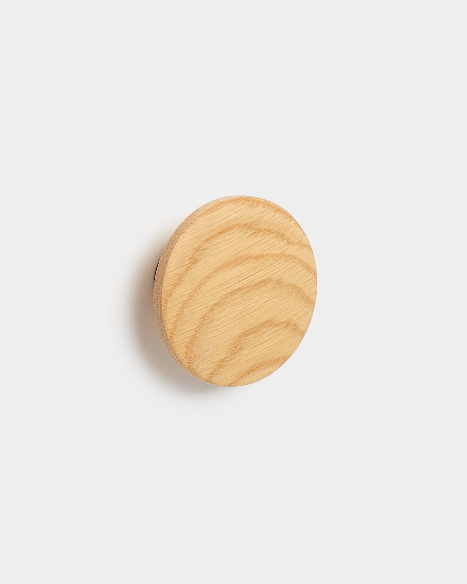 Linn I Single Hanger von WoodUpp, ein Accessoire aus natural oak mit sichtbarer Holzmaserung, entworfen für Akupanel Akustikpaneele, vor einem schlichten weißen Hintergrund.