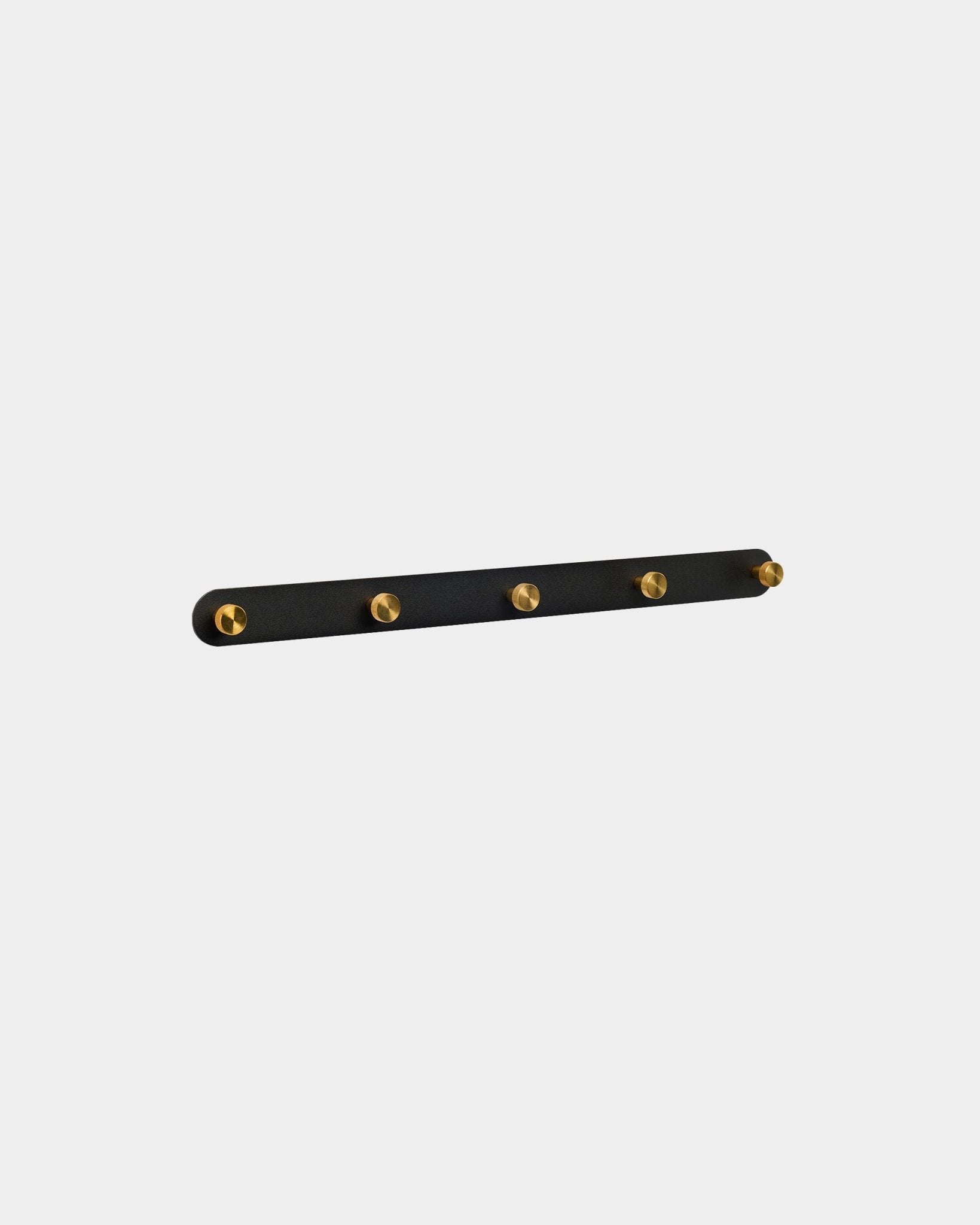 Patère WoodUpp Norr en black et brass avec 5 crochets en steel, fixation murale, présentée sur un fond blanc uni.