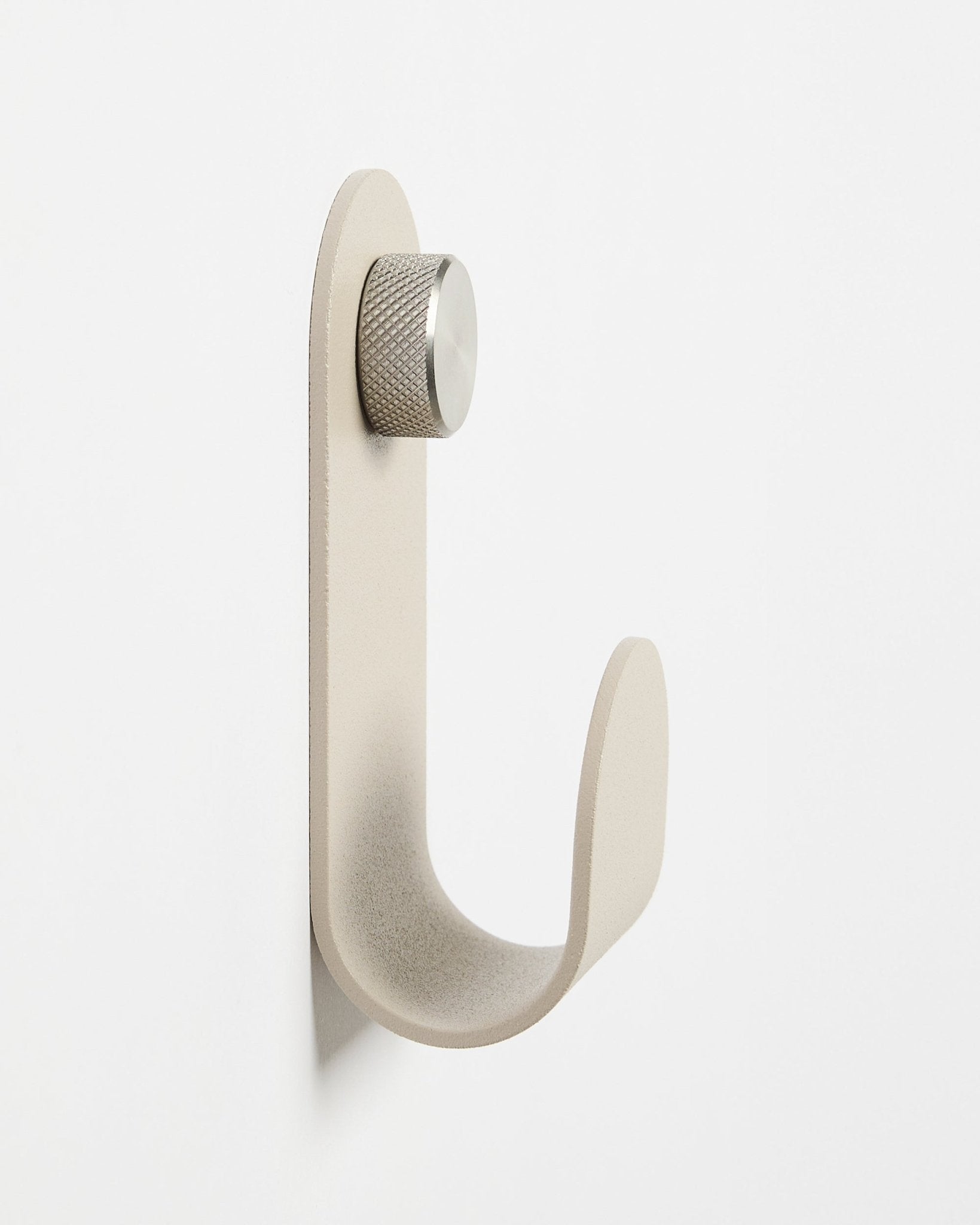 Le Norr | Single Hanger en Beige de WoodUpp, un accessoire mural minimaliste avec bouton argenté, conçu pour compléter les panneaux acoustiques en bois Akupanel.