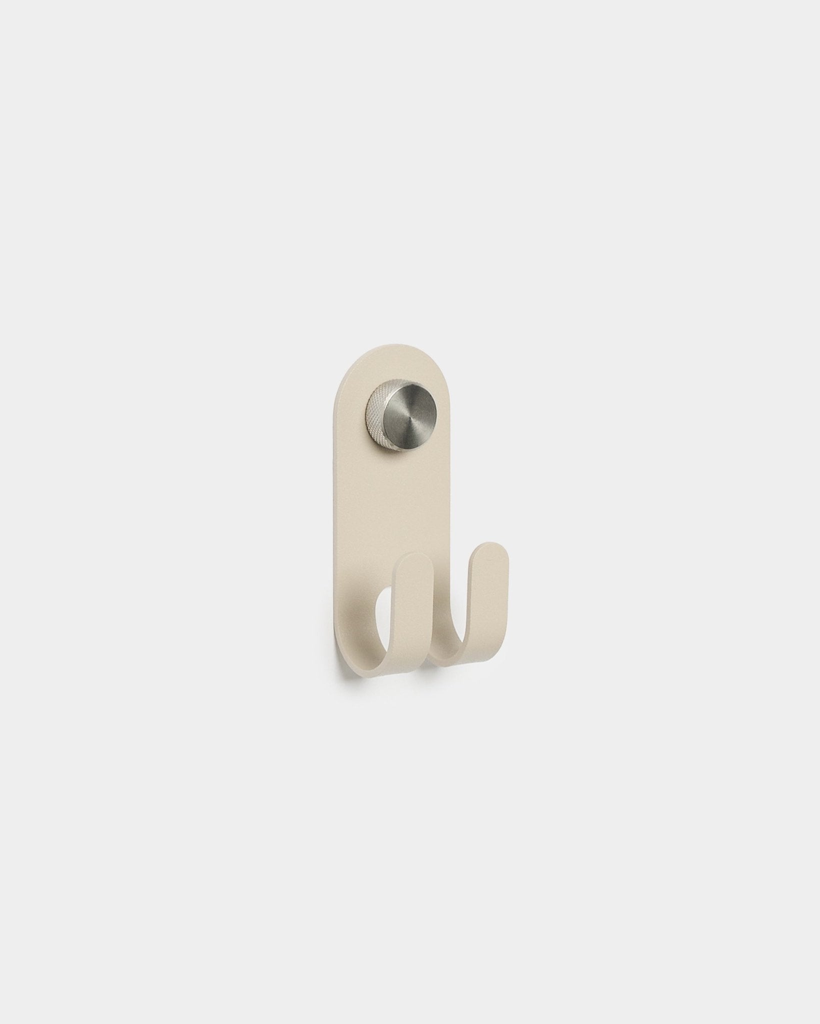WoodUpp Norr Double Hanger in beige mit zwei Metallhaken und einem runden silberfarbenen Knauf, minimalistisches nordisches Design, vor schlichtem weißem Hintergrund dargestellt.