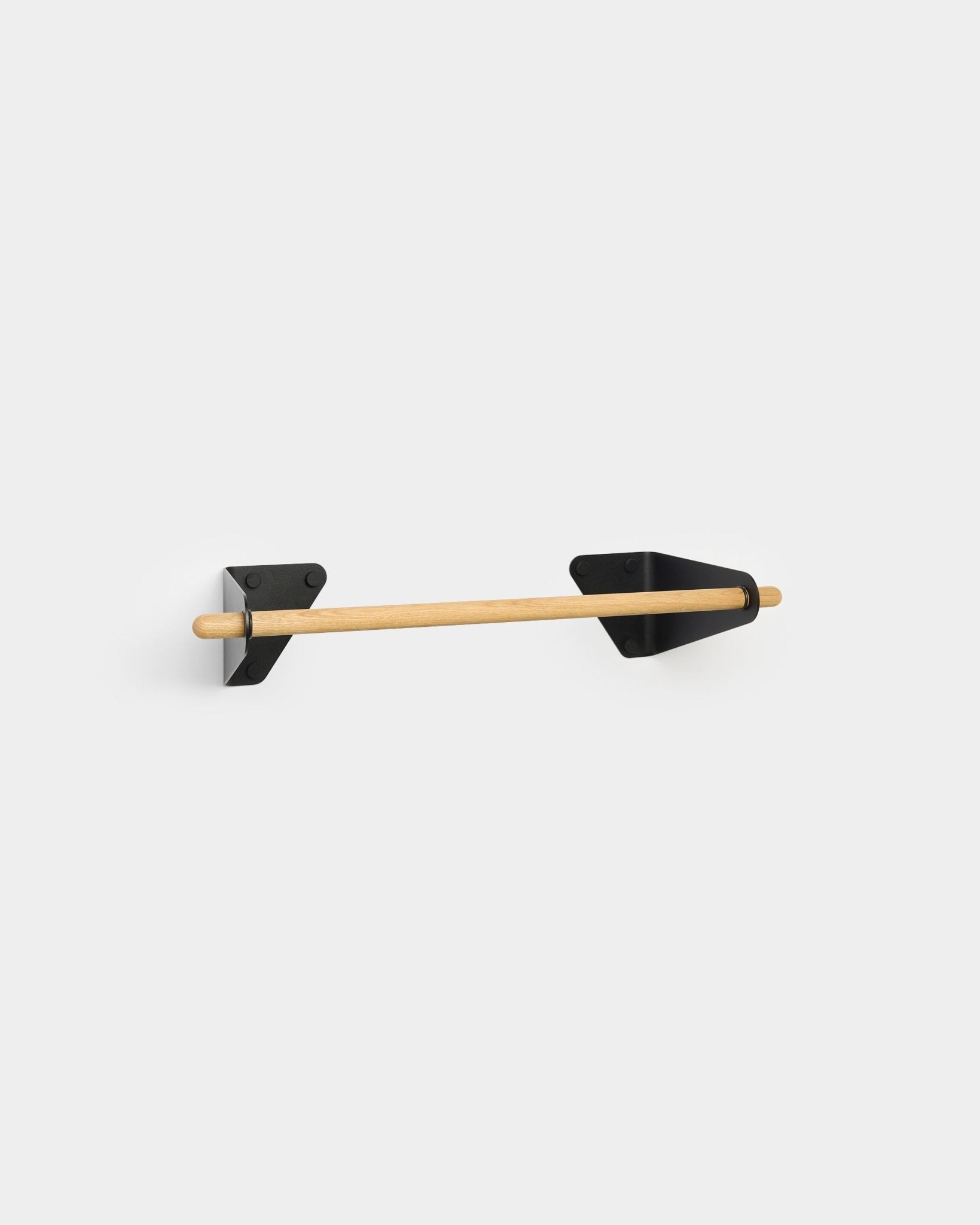 WoodUpp Toilettenpapierhalter mit einer minimalistischen Holzstange und black dreieckigen Halterungen, passend zur Linn Garderobenleiste für Akupanel Zubehör.