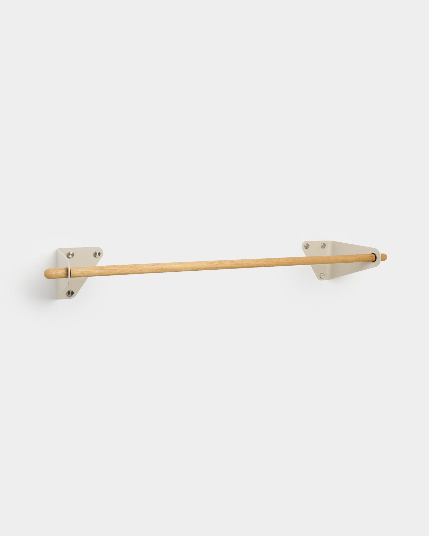 WoodUpp Linn minimalistische Garderobenstange in beige, 115,9 cm, mit Stange aus massiver Eiche und weißen Metallhalterungen, vor schlichtem Hintergrund dargestellt.