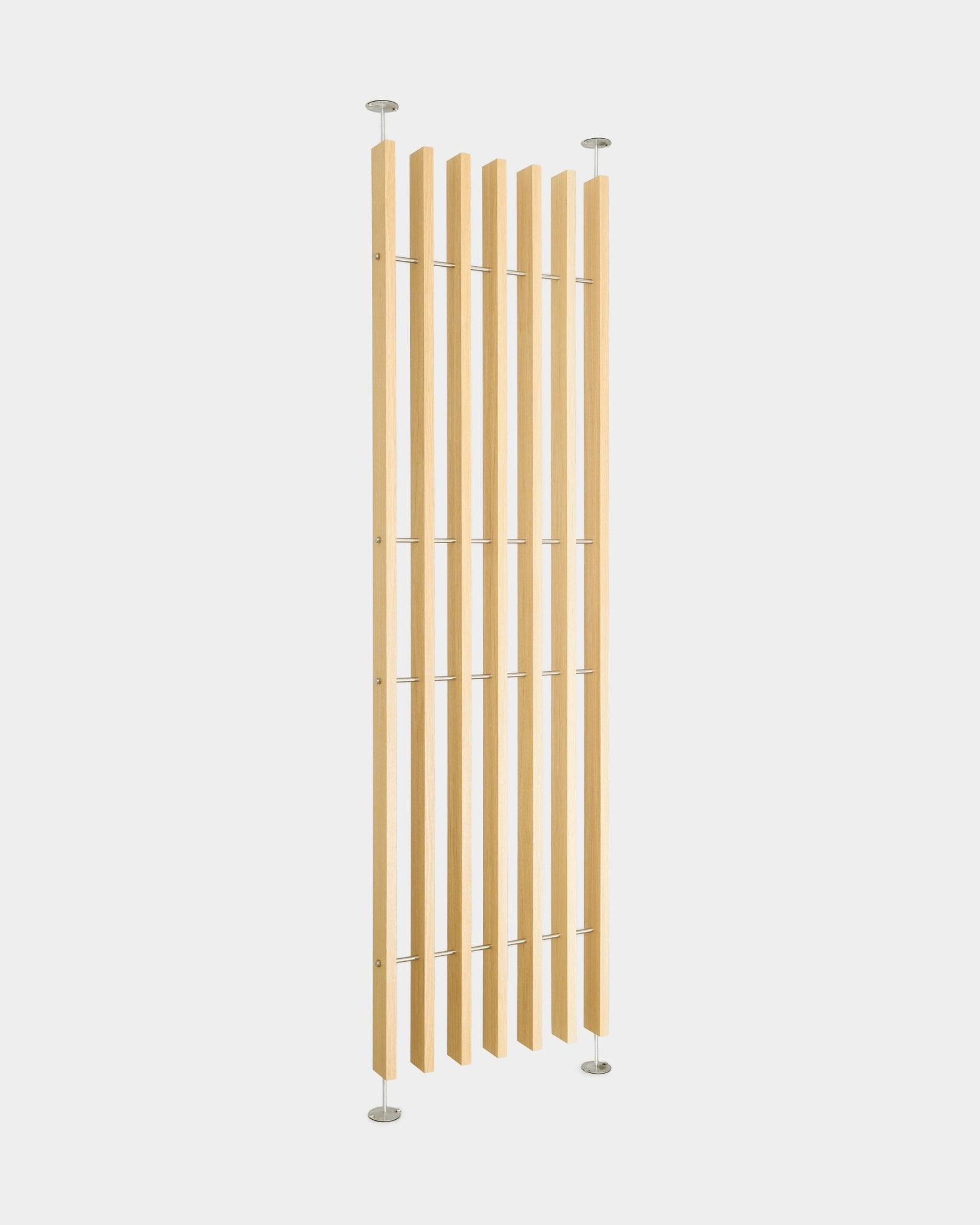 Le séparateur de pièce WoodUpp EMBRACE BM1, 236-252 cm, présente des lattes vertical en natural oak avec des tiges métalliques et des bases rondes ; il s’installe du sol au plafond sans perçage.