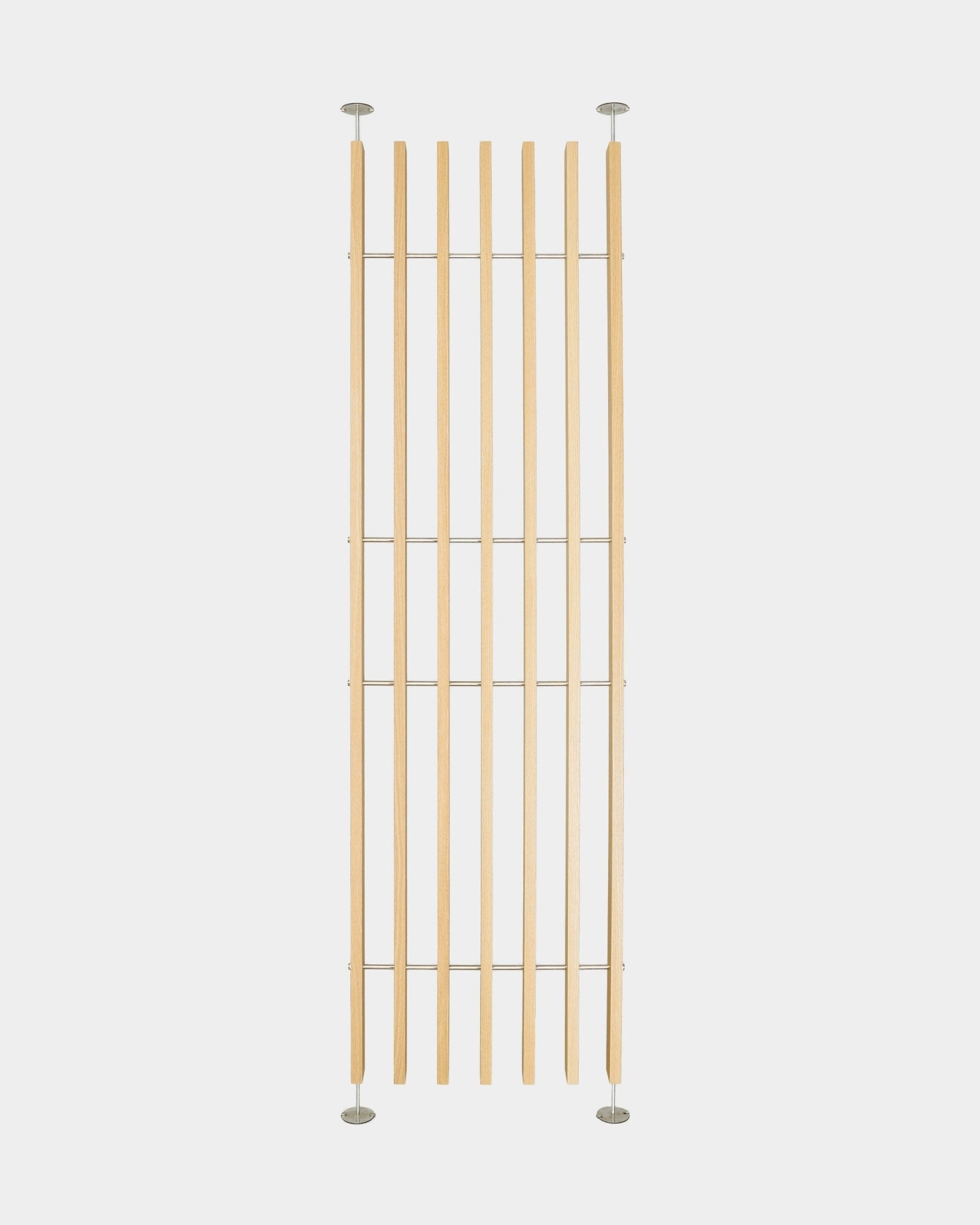 Le séparateur de pièce Embrace BM1 de WoodUpp reprend un style nordique avec des lattes en chêne du sol au plafond et des supports métalliques, une hauteur réglable de 236 à 252 cm et une installation sans outils.