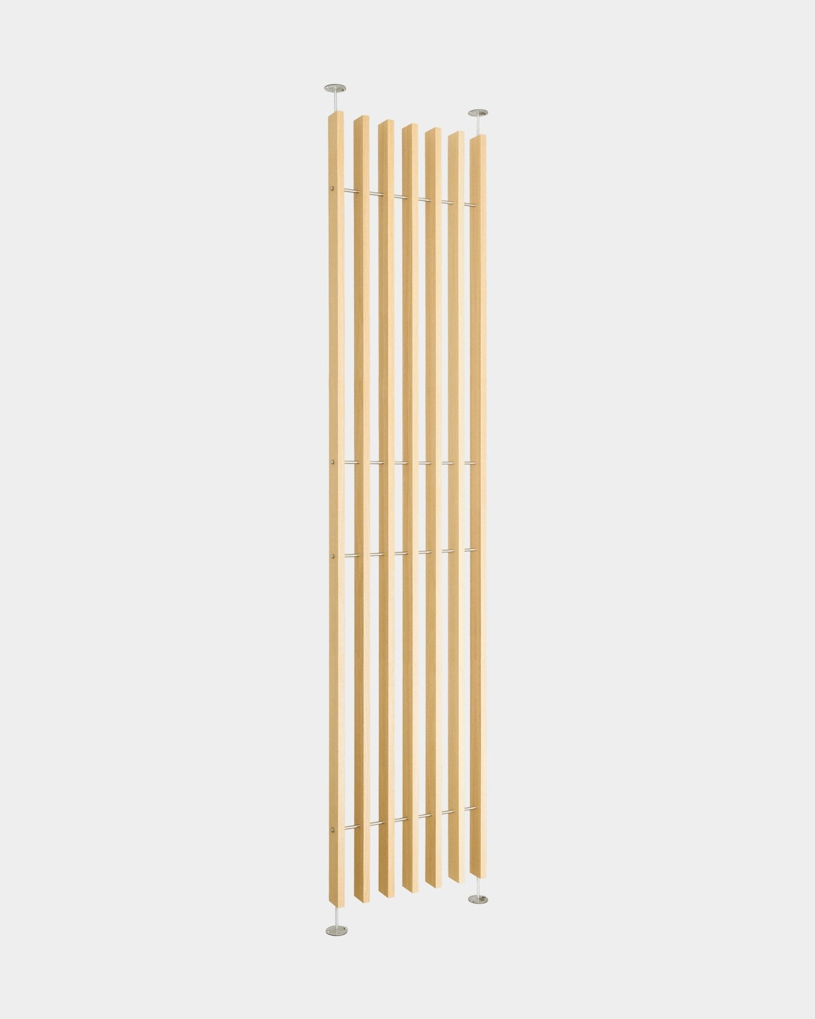 Le séparateur de pièce EMBRACE BM1 de WoodUpp (286–302 cm), avec ses hauts tasseaux en placage chêne et ses fines tiges métalliques, s’installe facilement sans perçage. Un design minimaliste nordique.