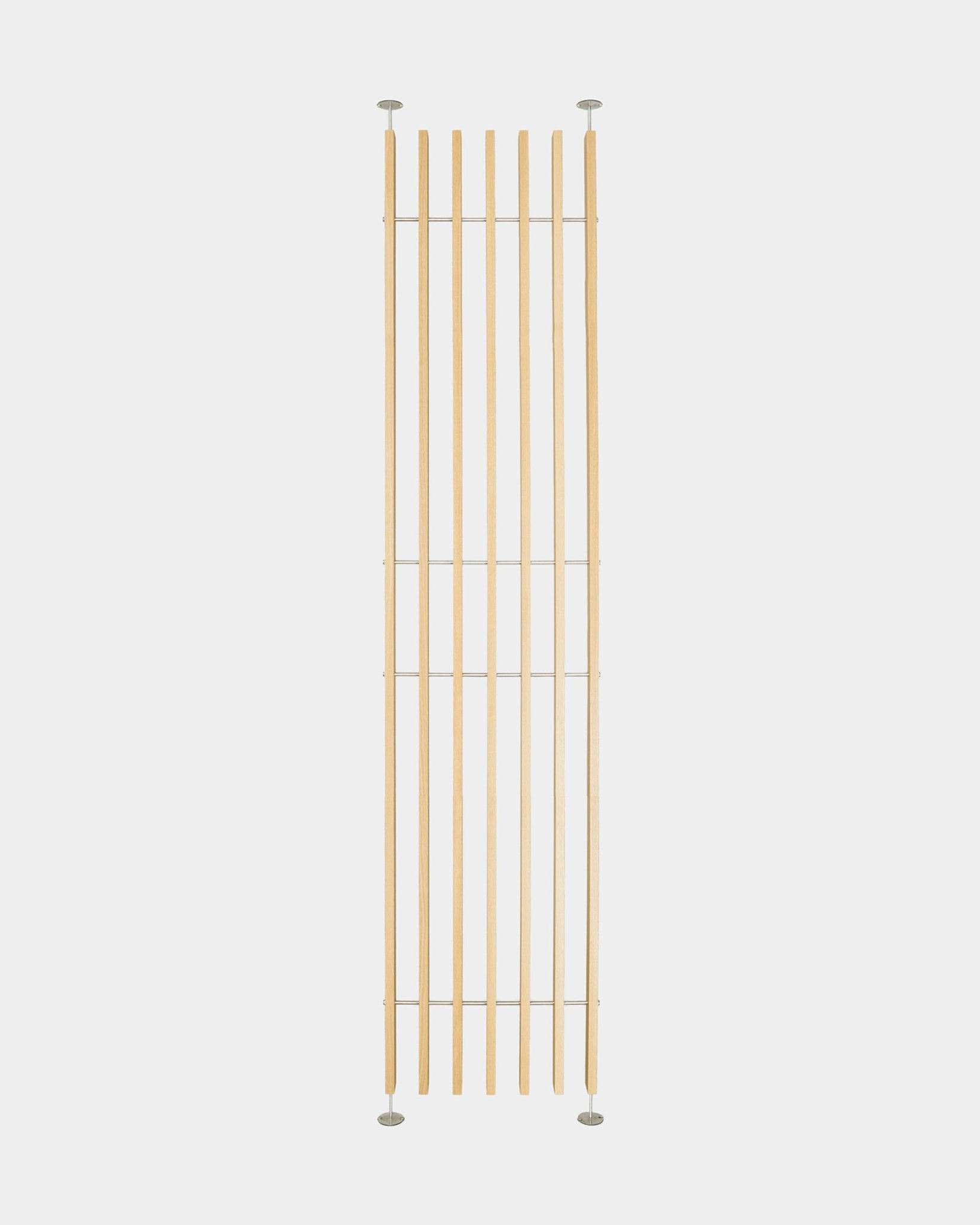 Le séparateur de pièce Embrace BM1 de WoodUpp, réglable de 286 à 302 cm, se compose de tasseaux en placage chêne d’inspiration nordique avec supports métalliques et s’installe sans outils ni perçage.