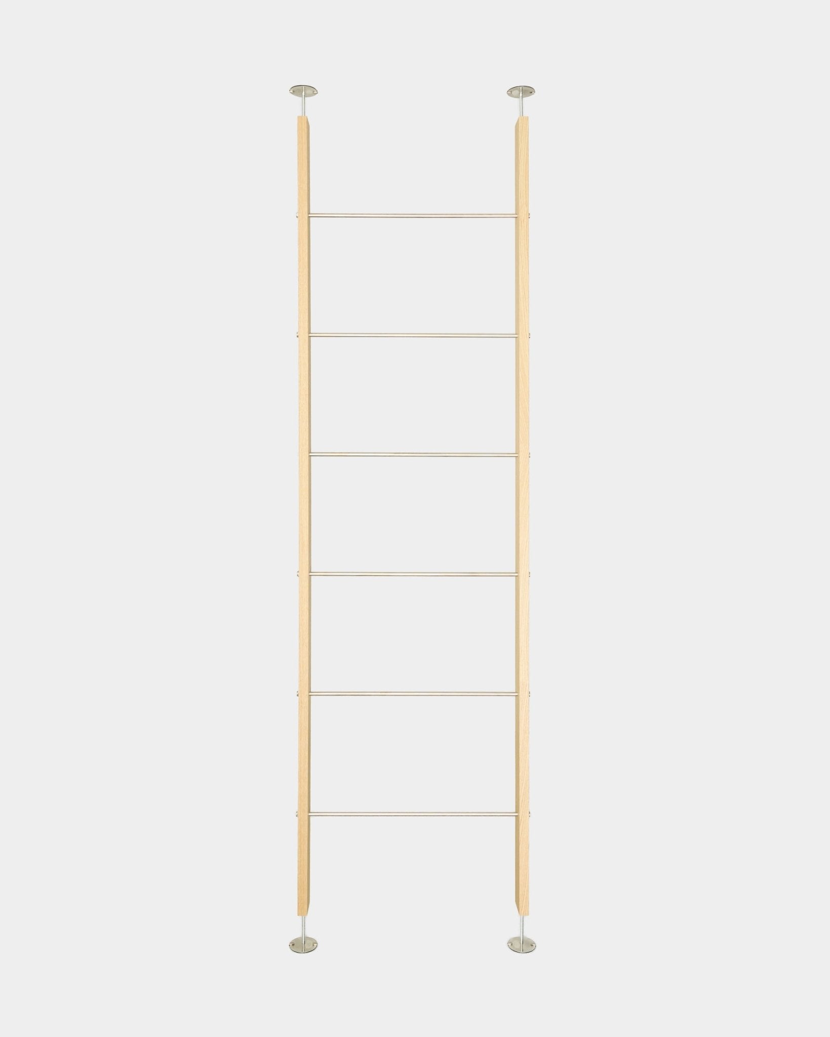 Séparateur de pièce EMBRACE BM2 par WoodUpp, échelle en chêne et steel de 236 à 252 cm de haut avec six barreaux, se fixe du sol au plafond, présenté sur fond blanc.