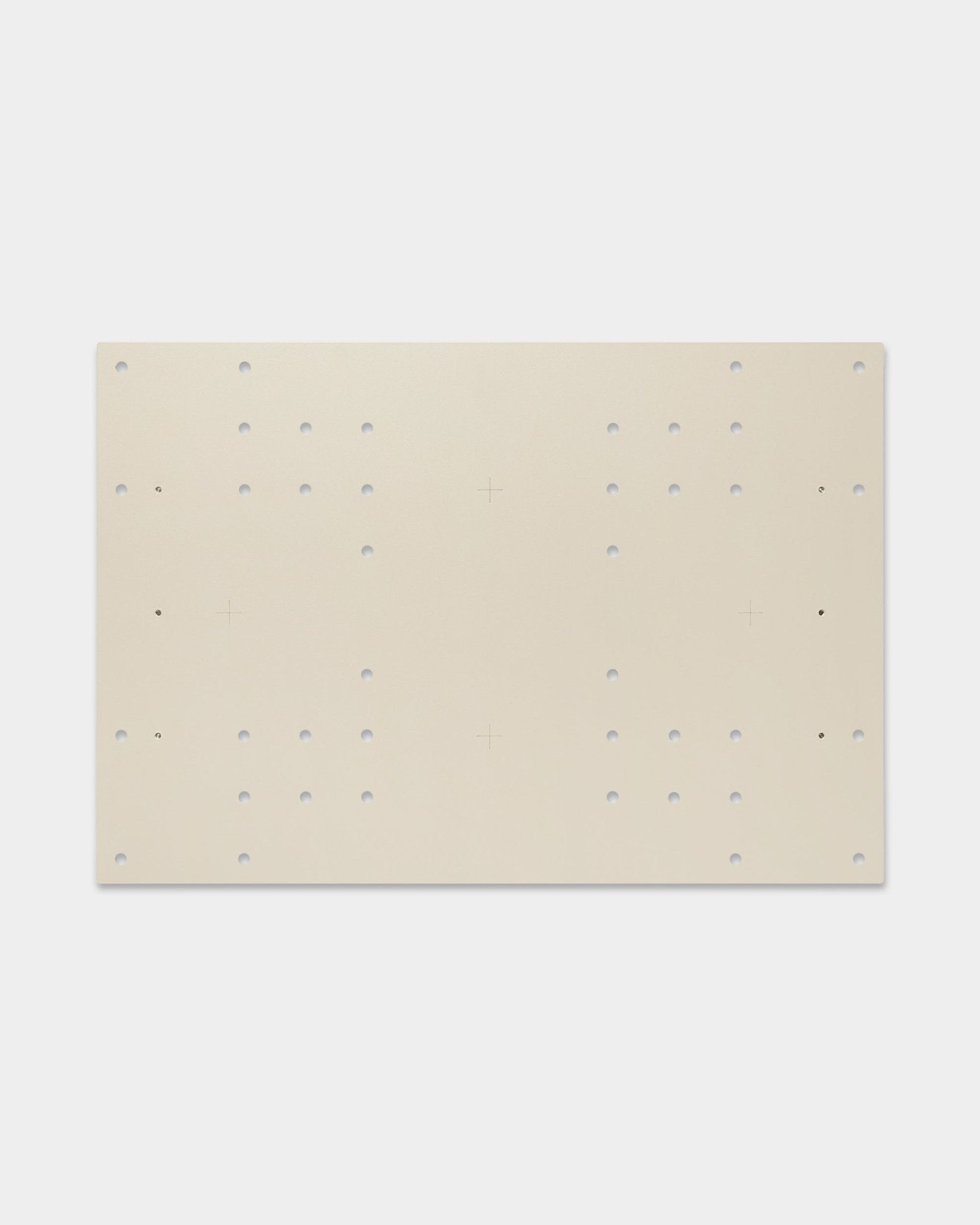 Le Nell | TV-Mount / BM1 de WoodUpp est un panneau beige de 64x44 cm pour panneaux acoustiques, avec des trous en grille et des repères en croix pour des options de montage flexibles.