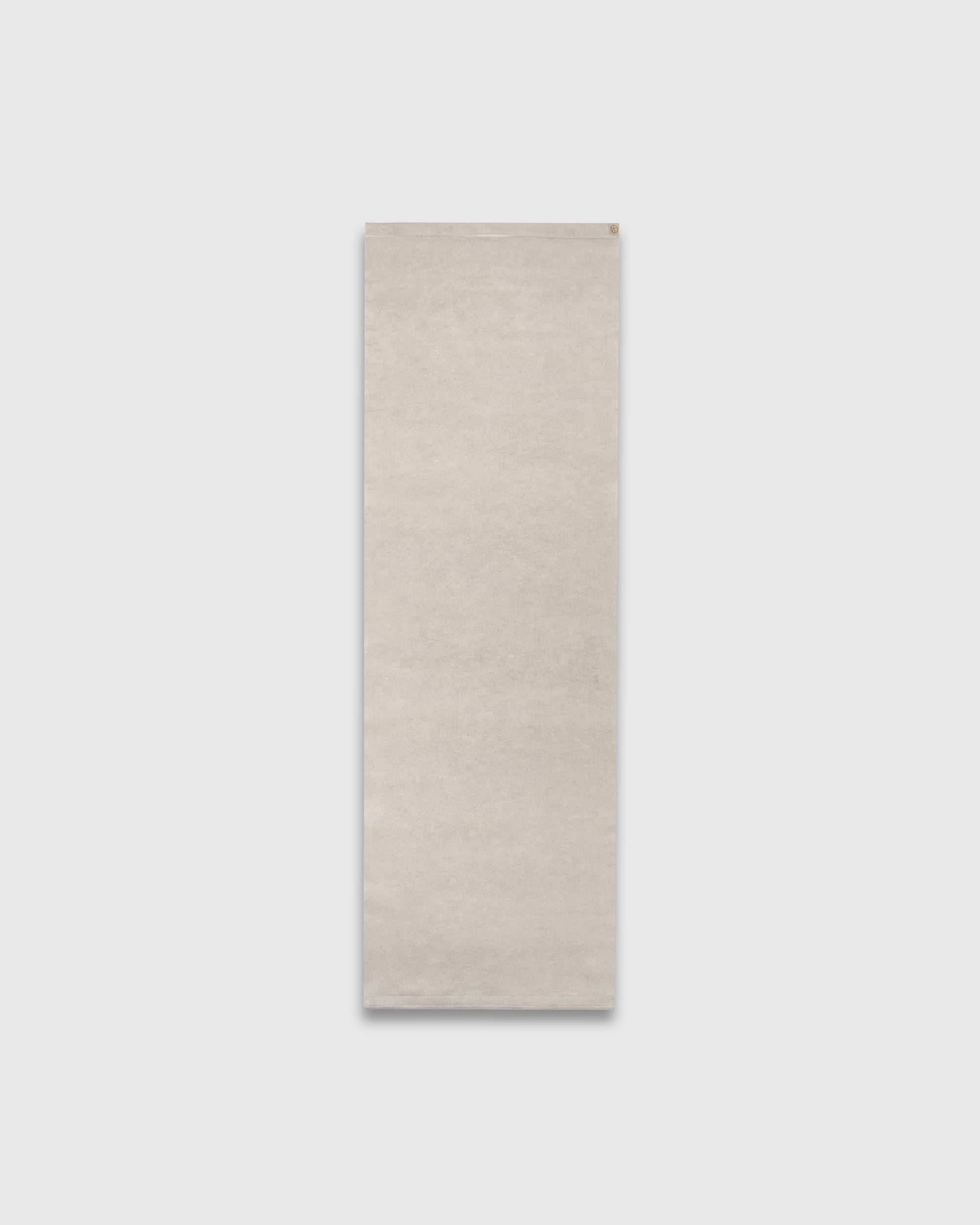 WoodUpp Vigg Filzplatte (58 x 176 cm, Hellbeige) auf hellgrauem Hintergrund, wodurch das strukturierte, minimalistische nordische Akustikmaterial besonders zur Geltung kommt.