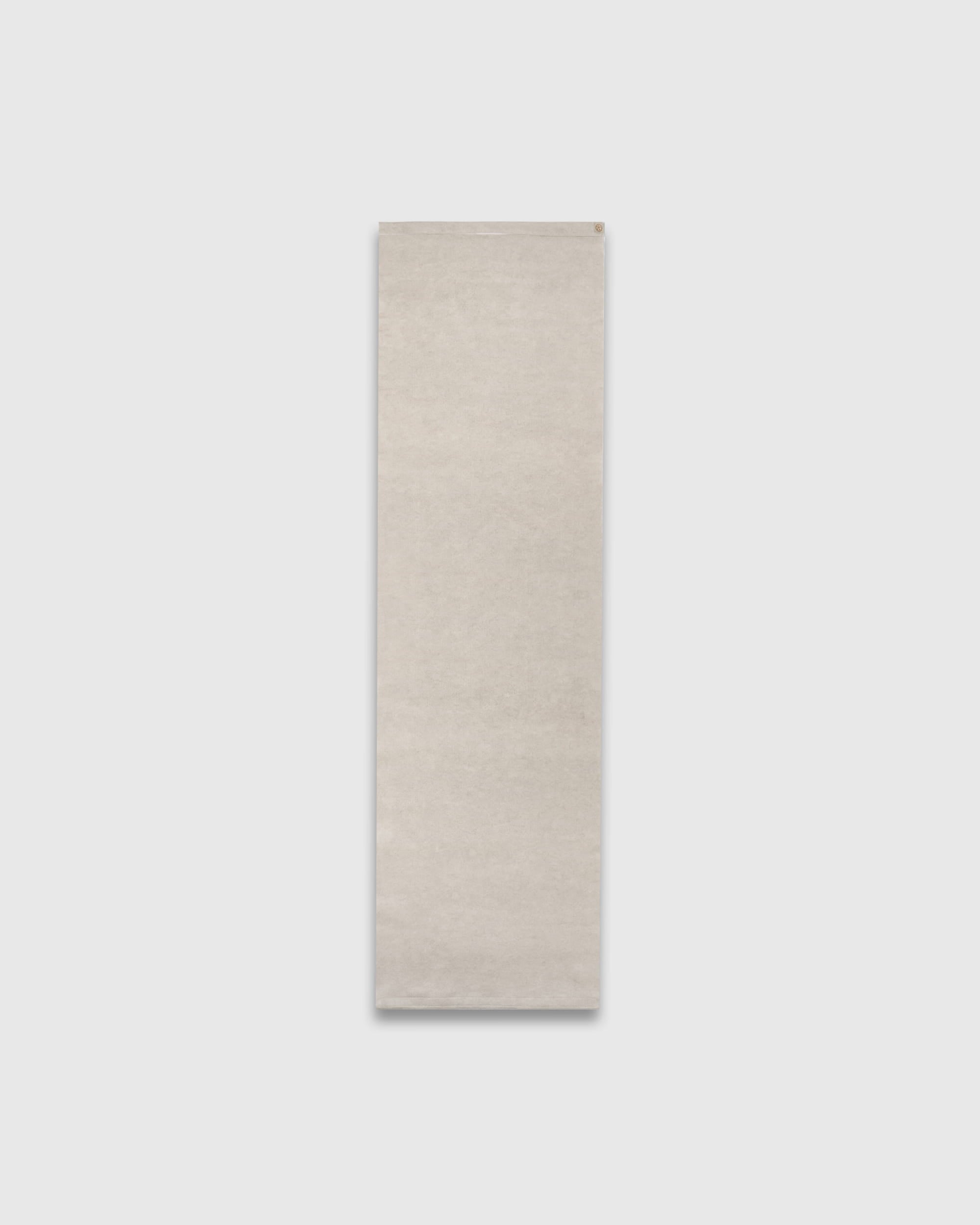 WoodUpp Vigg Filzplatte (58 x 241 cm, Hellbeige) aus der Kollektion „Nordic Acoustic Accessories“, abgebildet auf einem einfarbigen hellgrauen Hintergrund.