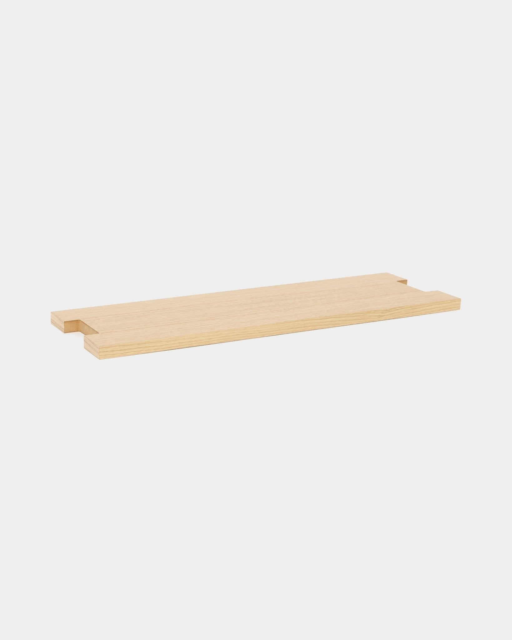 Lova | Étagère en bois / BM2 de WoodUpp, en placage chêne (65,8 x 20 cm), avec coins entaillés, au design nordique minimaliste, présentée sur fond blanc.