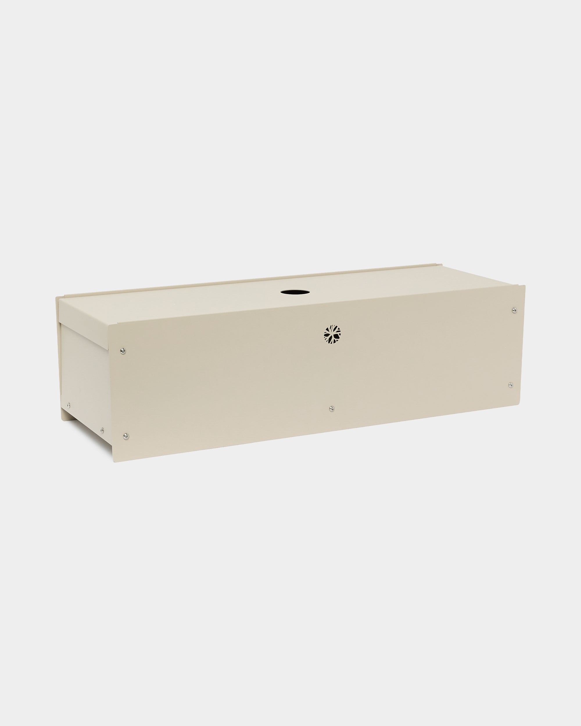The Nell | Boîte en métal / BM2 de WoodUpp, une boîte rectangulaire en steel thermolaqué en beige avec une ouverture circulaire et une aération, accessoire pour Akupanel, sur fond blanc.