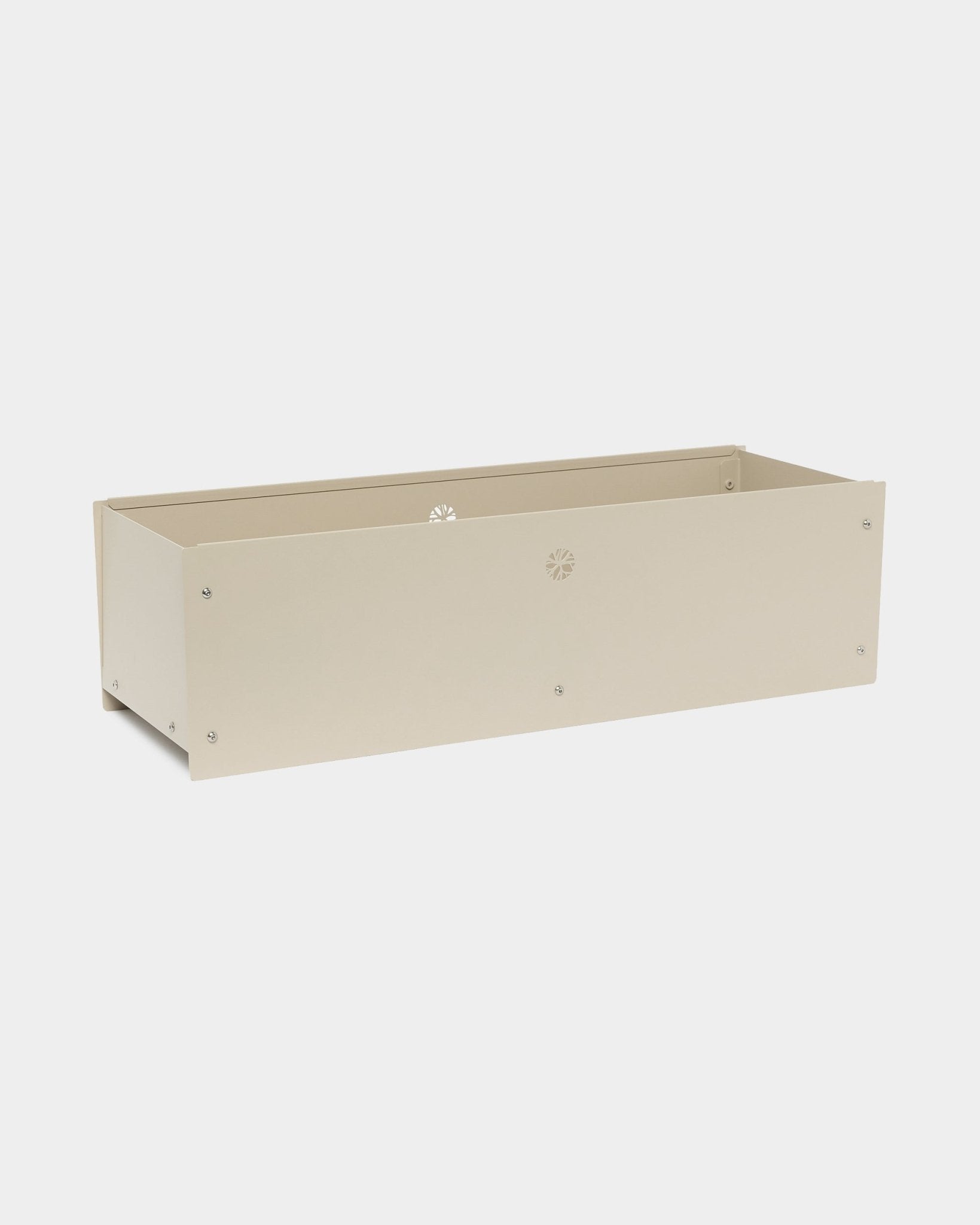 Nell | Boîte en métal / BM2 en beige par WoodUpp : jardinière en beige et steel thermolaqué avec petits trous latéraux, sur fond blanc uni.
