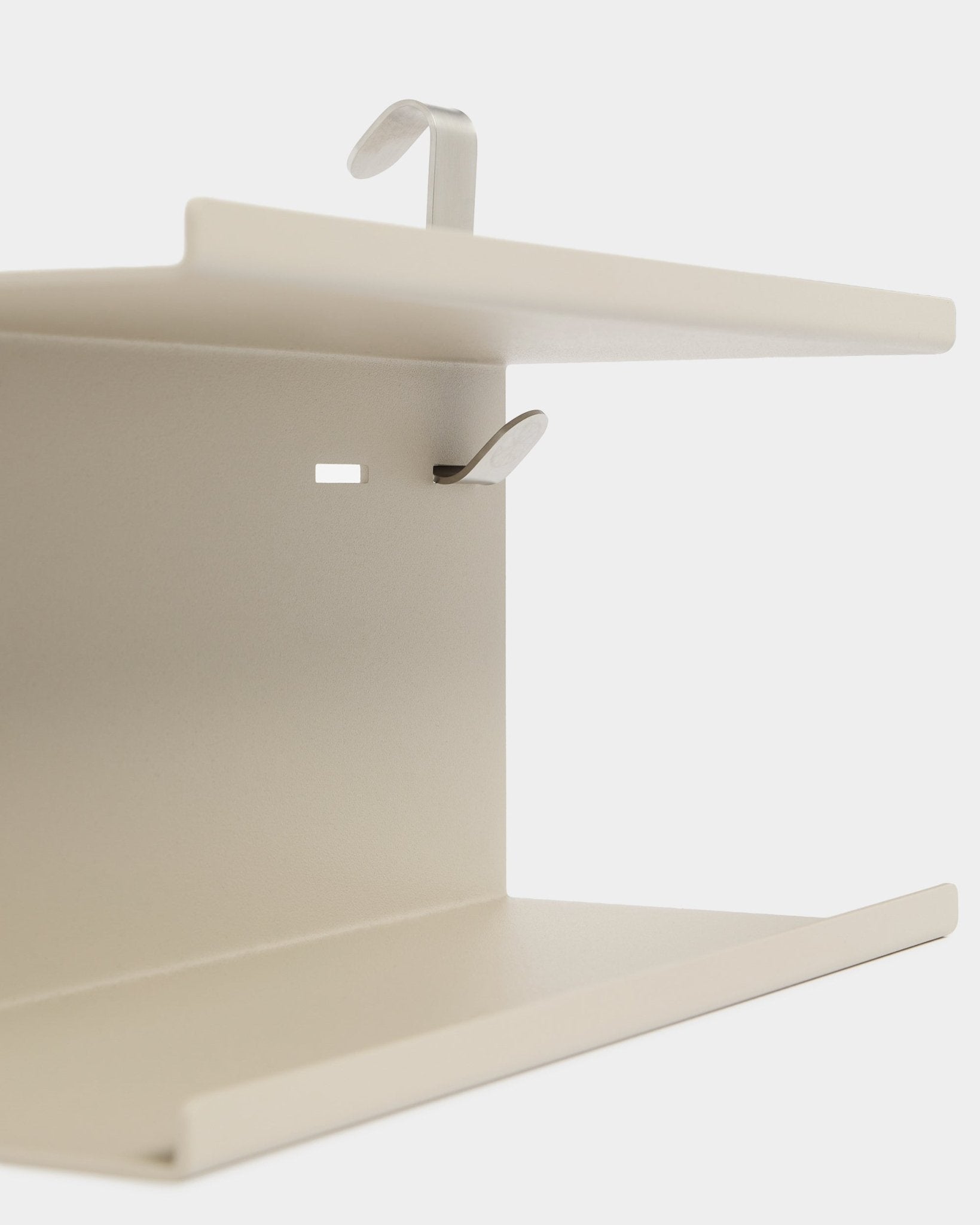 Étagère métallique double WoodUpp Create BM1 en beige, 31,7 cm, avec deux crochets argentés et un design à double niveau, présentée sur fond blanc.