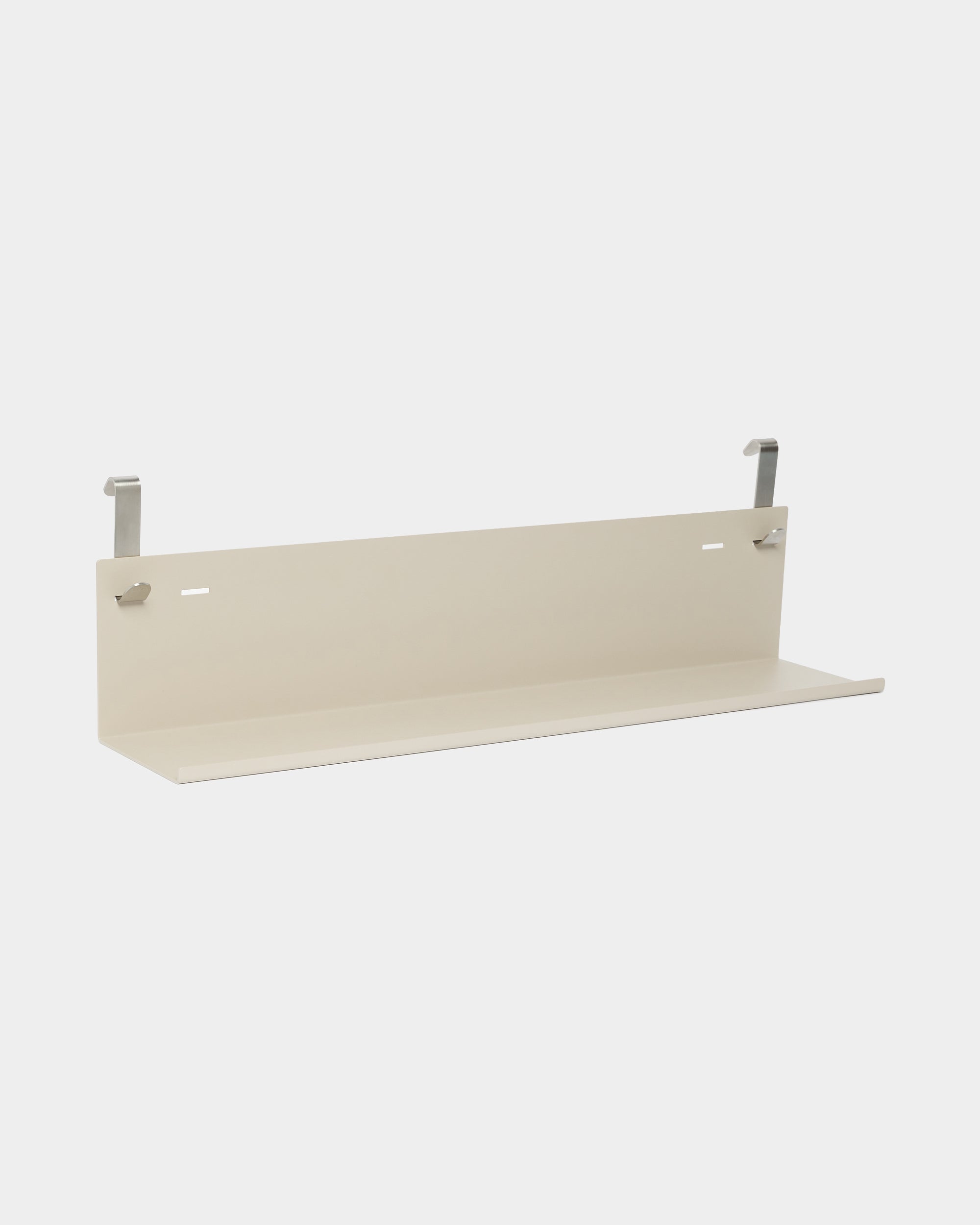 Étagère métallique WoodUpp Nell BM1 en beige, 63 x 13,4 cm, base plate avec deux supports métalliques, en steel thermolaqué, présentée sur un fond blanc uni.