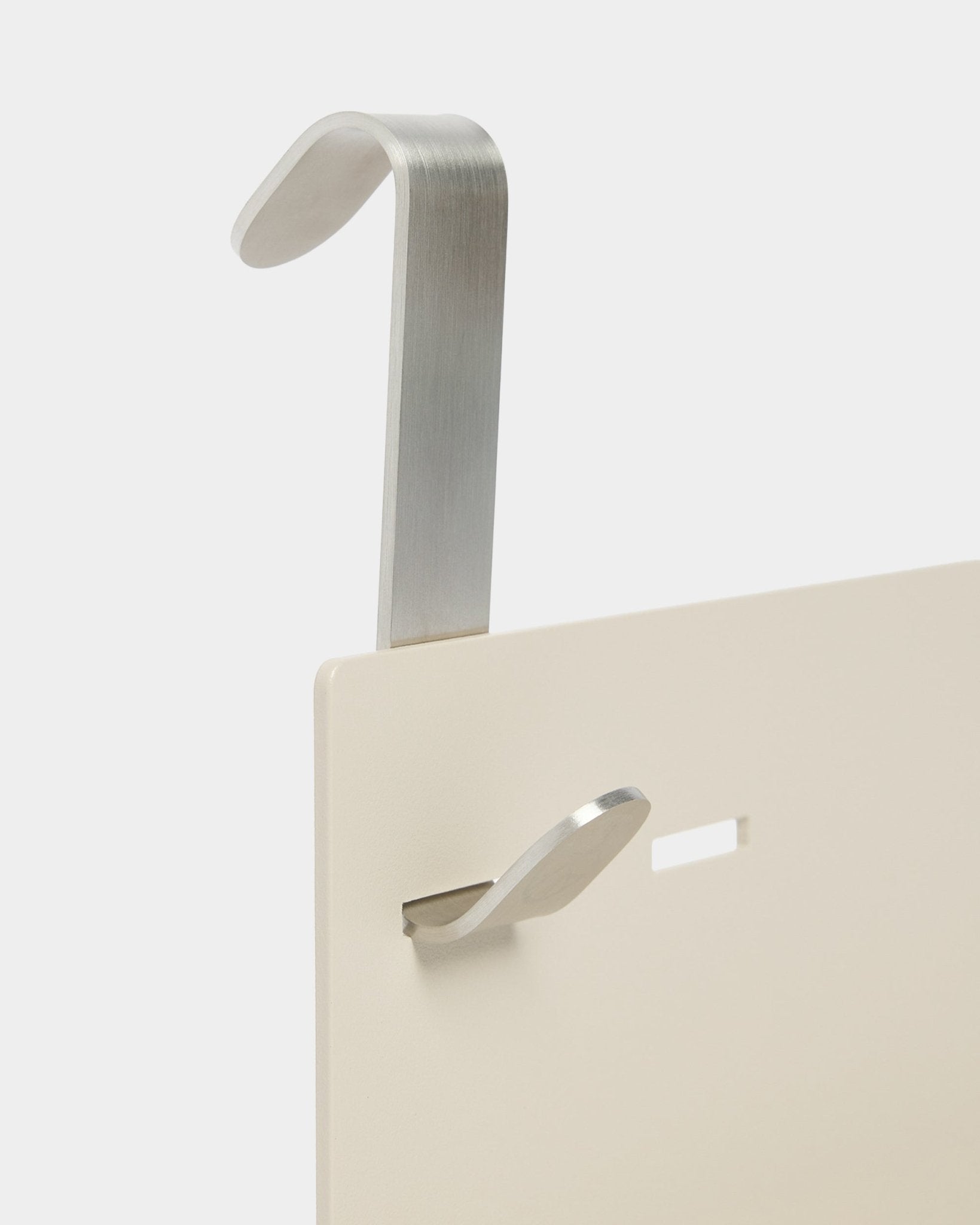 L’étagère métallique Nell/BM1 de WoodUpp en beige (63 x 13,4 cm) comprend un crochet métallique argenté et un crochet small supplémentaire, conçus pour être utilisés avec des panneaux acoustiques réglables.
