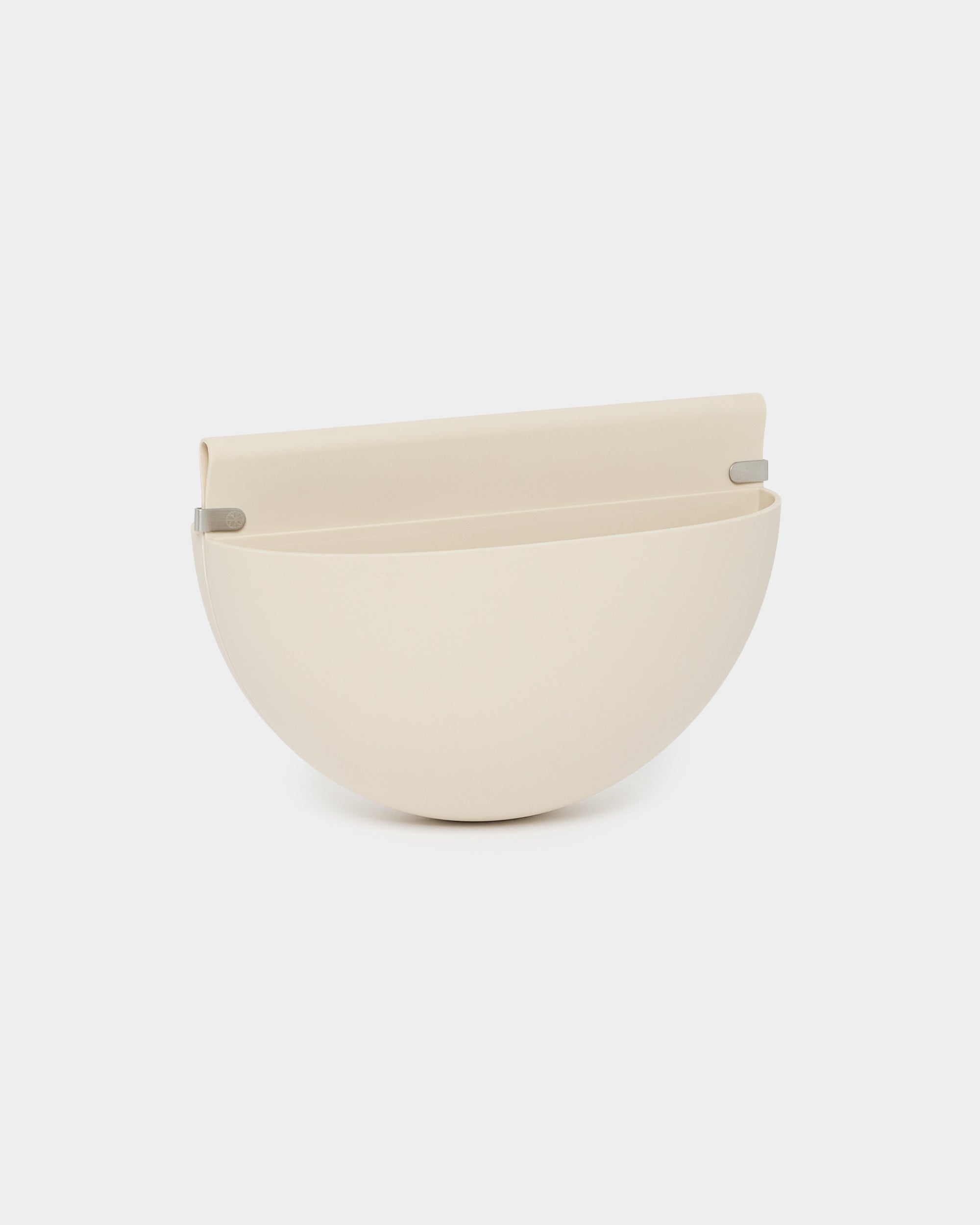 Gro | Soft Pocket / BM2 de WoodUpp, une jardinière murale 4 L minimaliste en beige clair, avec une finition lisse et une poche réutilisable en TPV, conçue pour compléter les panneaux acoustiques.