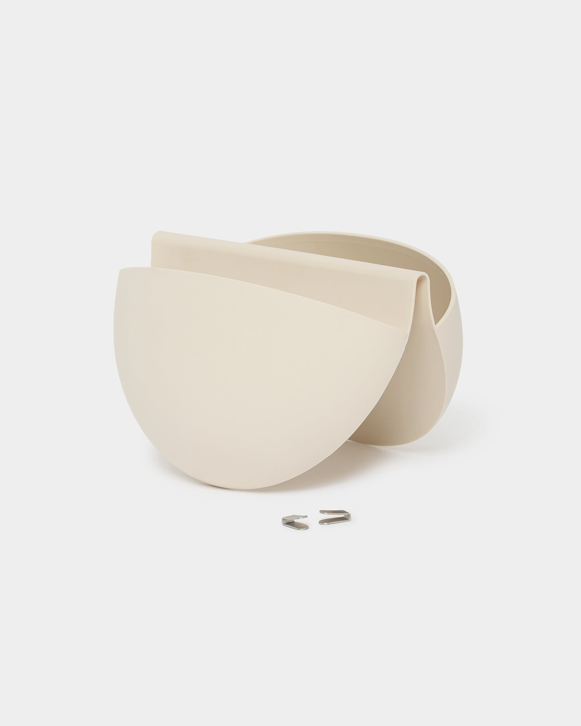 Gro | Soft Pocket / BM2 de WoodUpp est une jardinière murale semi-circulaire de 4 l en beige clair, au design moderne et avec une poche de plantation réutilisable en TPV, compatible avec Akupanel.