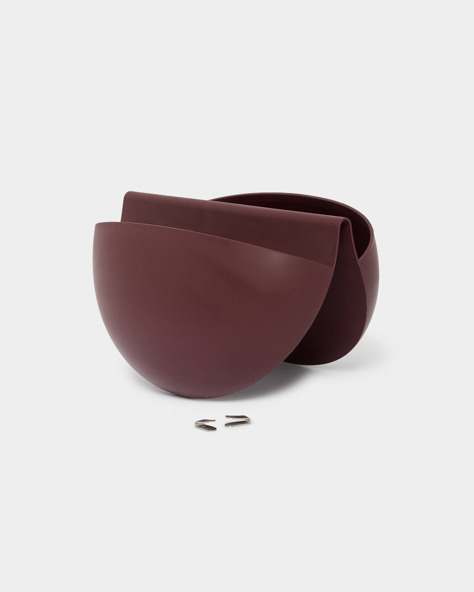 Deux cache-pots WoodUpp Gro Soft Pocket BM2 en Ox Red, d’une capacité de 4 l, sont placés côte à côte, chacun équipé d’un crochet mural en métal pour le montage sur des panneaux acoustiques.