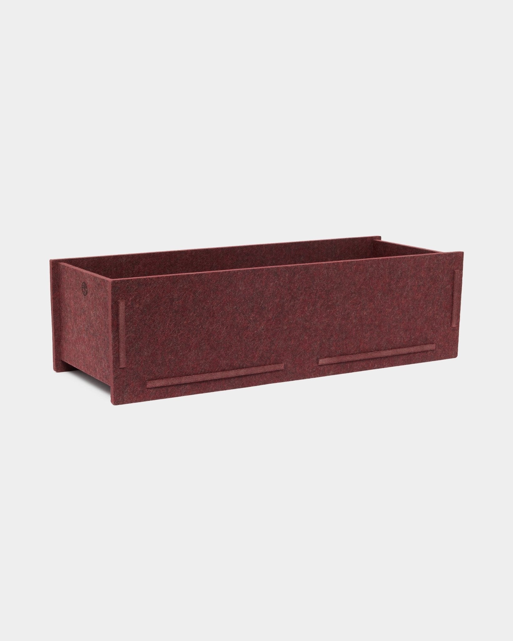 Boîte de rangement rectangulaire en feutre PET ox red, The Vigg | Felt Box / BM2 de WoodUpp, avec ouverture sur le dessus et coutures apparentes ; conçue comme accessoire pour Akupanel.