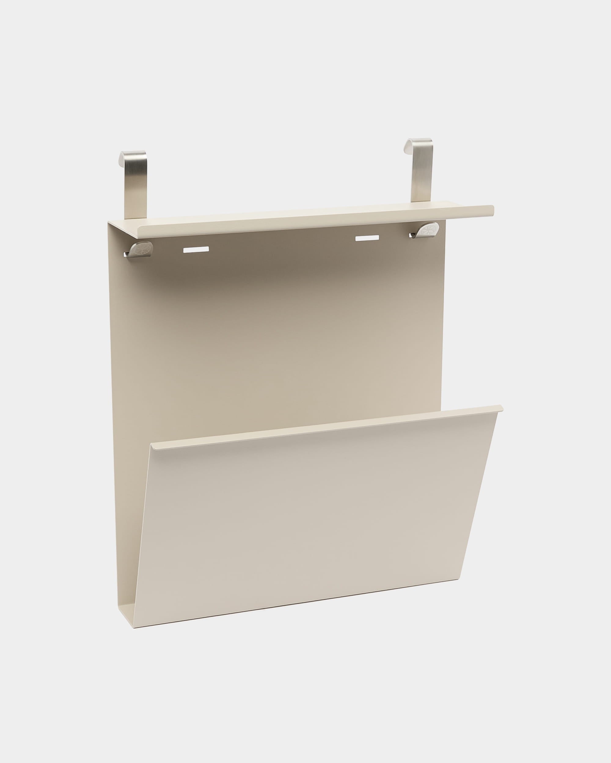 Le rangement à chaussures Nell de WoodUpp en beige avec organiseur en steel thermolaqué, étagère intégrée et poche inclinée est conçu pour une utilisation au-dessus de la porte.