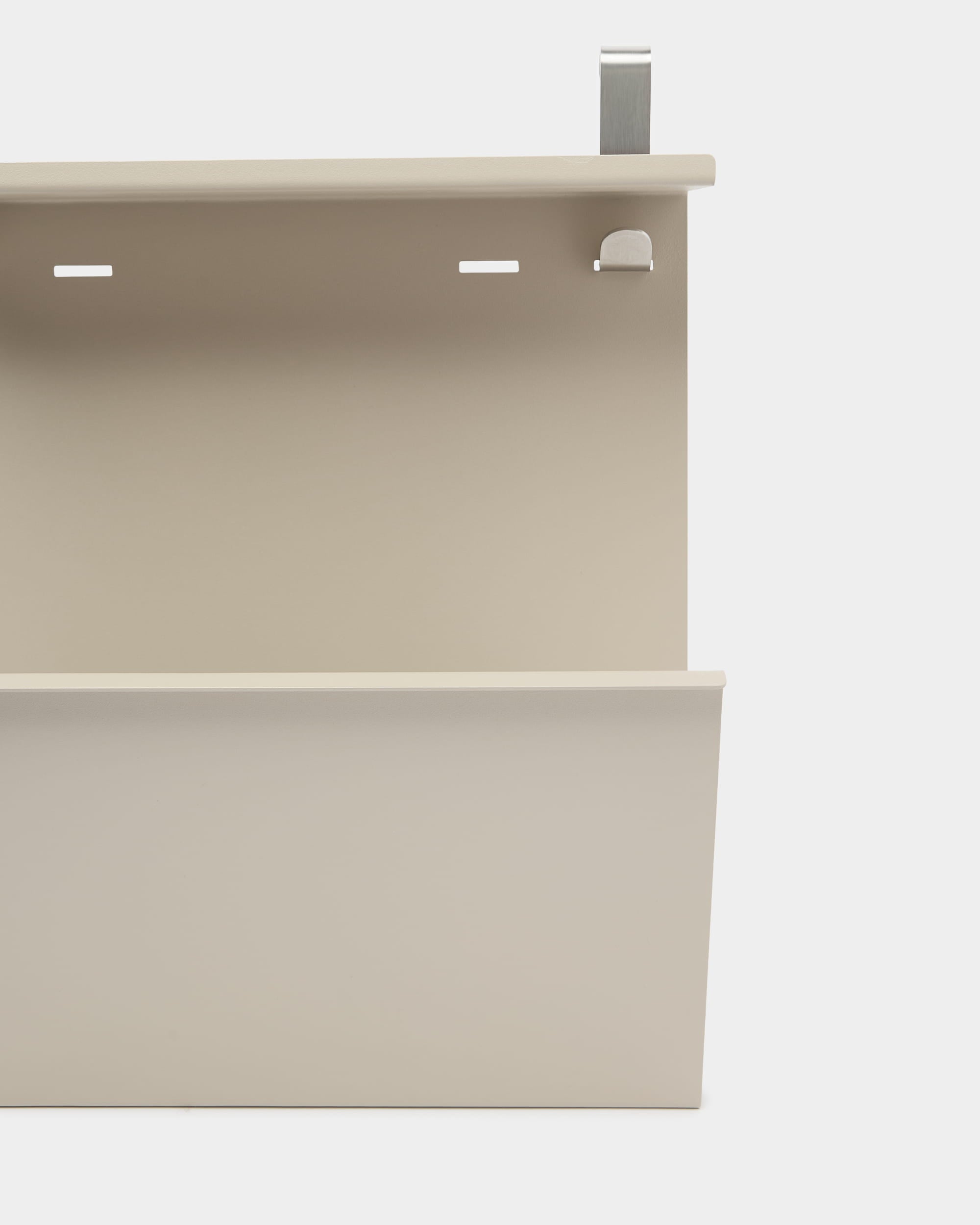 Le rangement à chaussures Nell de WoodUpp est un organiseur mural en beige et steel, avec étagère, fentes et crochet pour ranger des chaussures ou organiser de small objets.